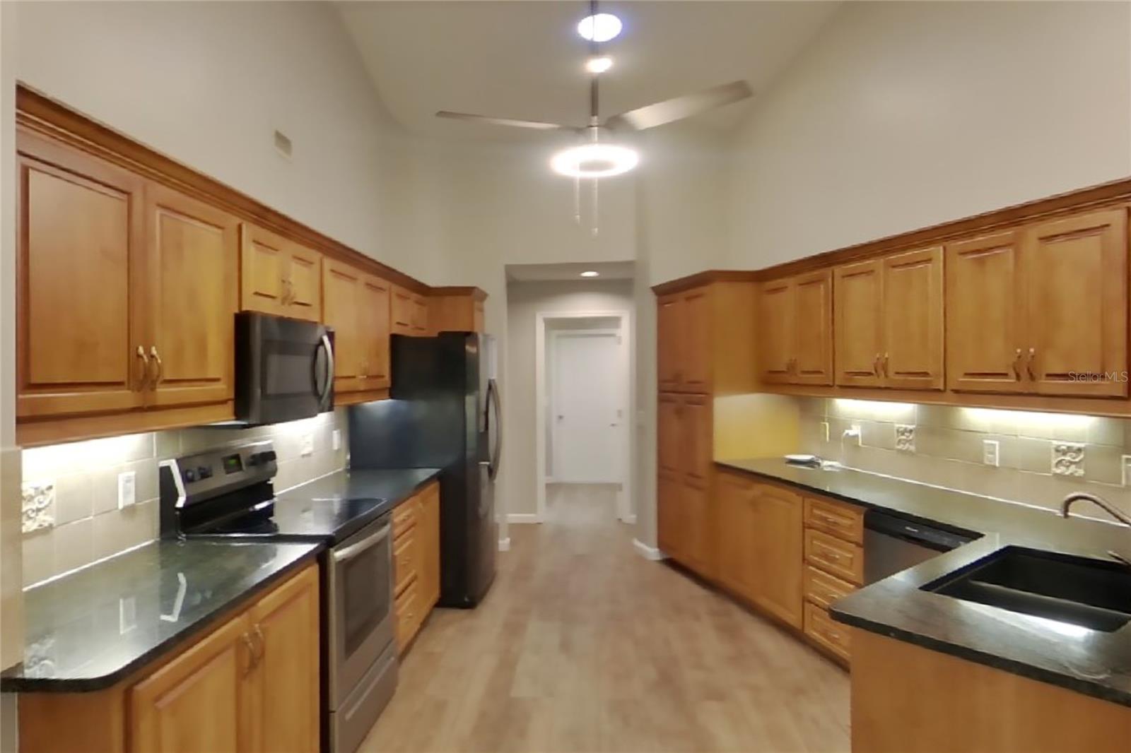 O6437098 Property Photo 6