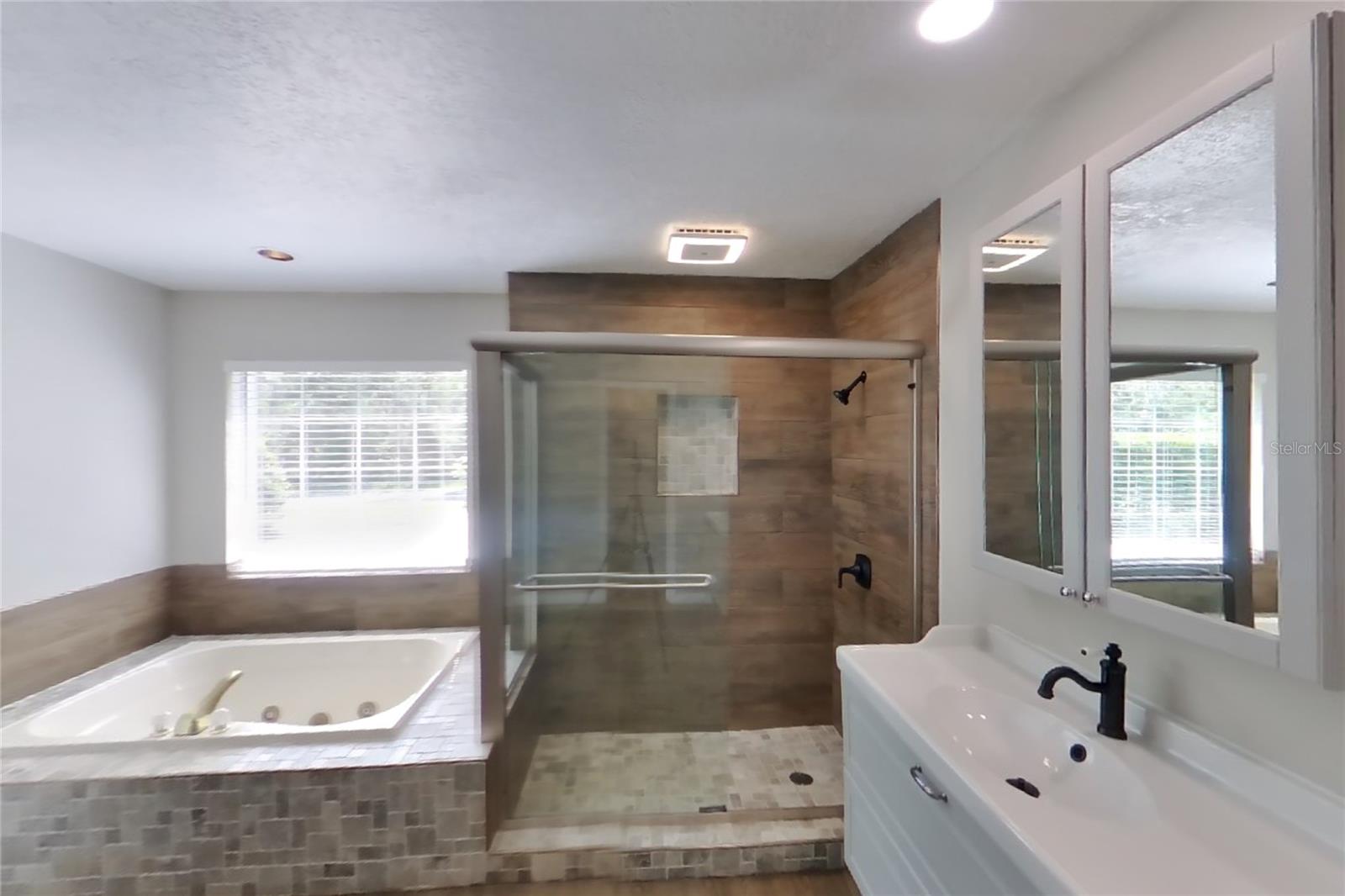 O6437098 Property Photo 11