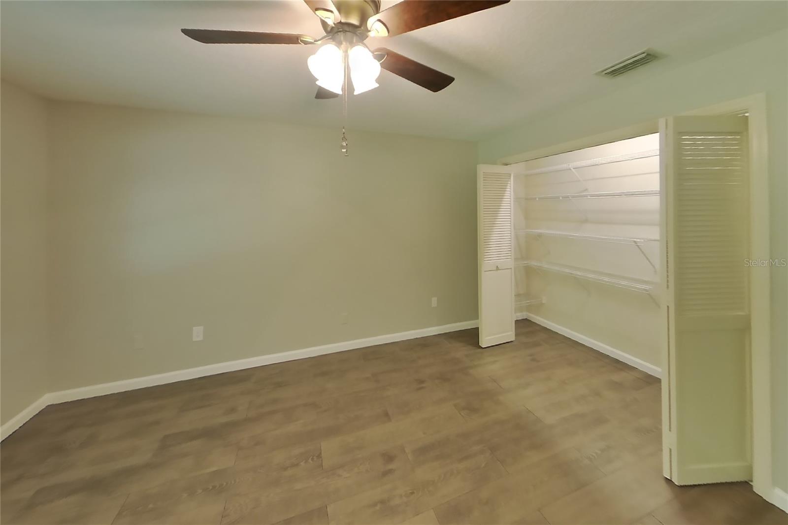 O6437098 Property Photo 12