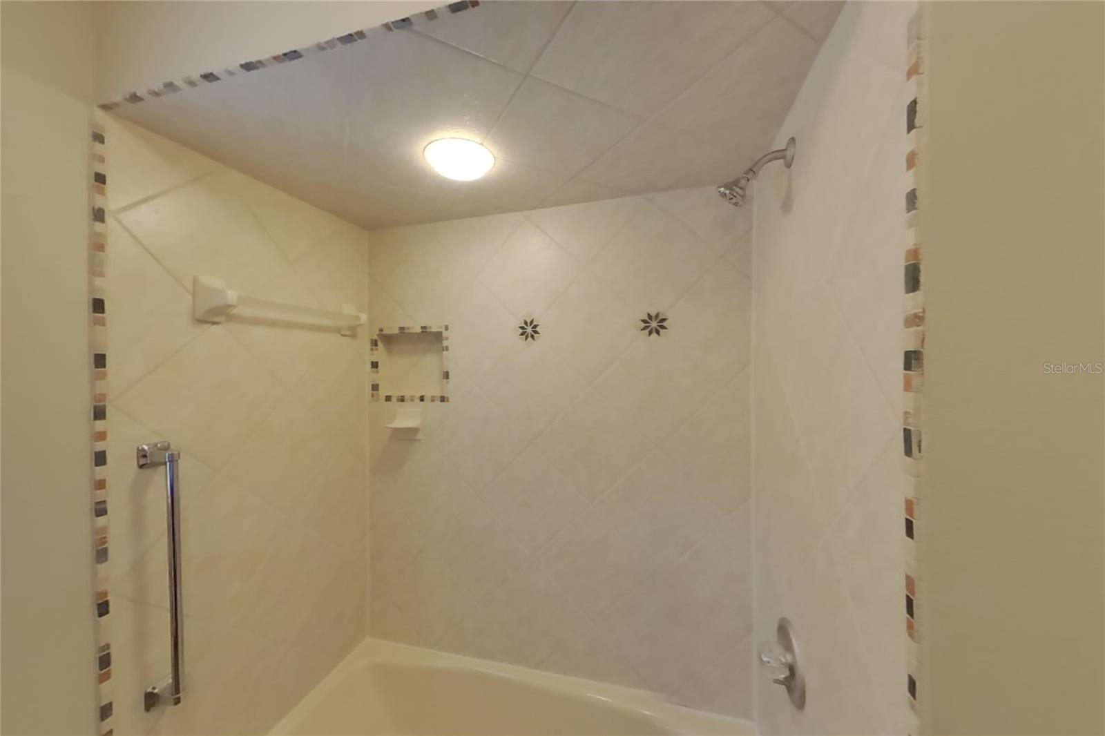 O6437098 Property Photo 16