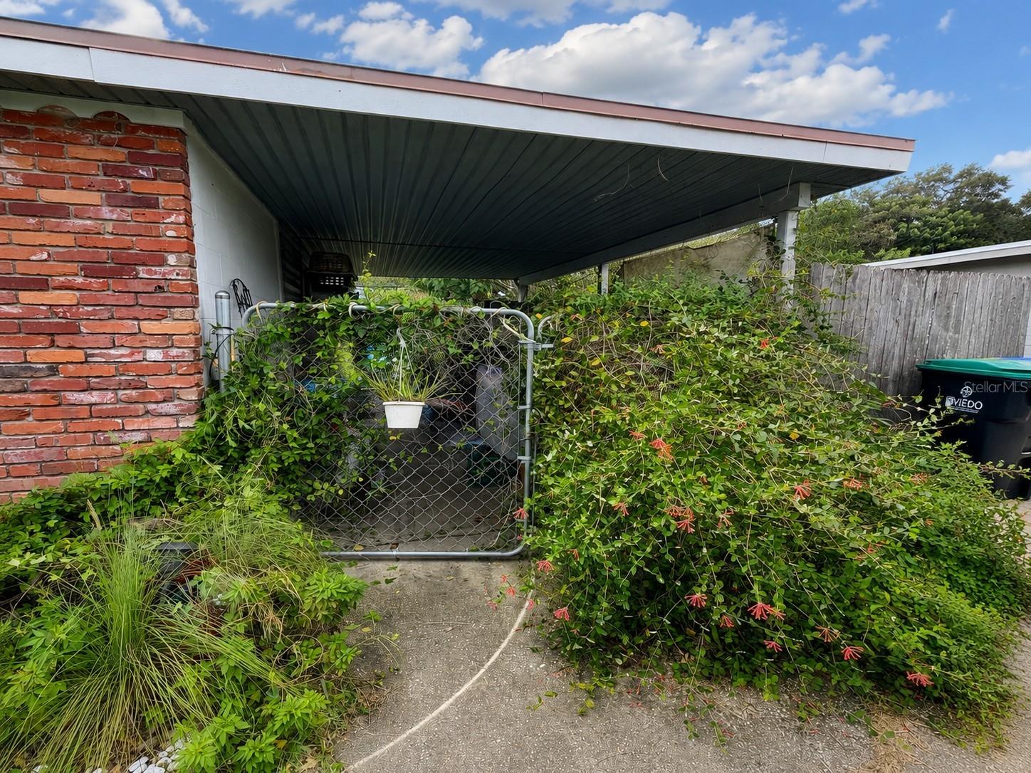 2900 Sanka Dr Property Photo 3
