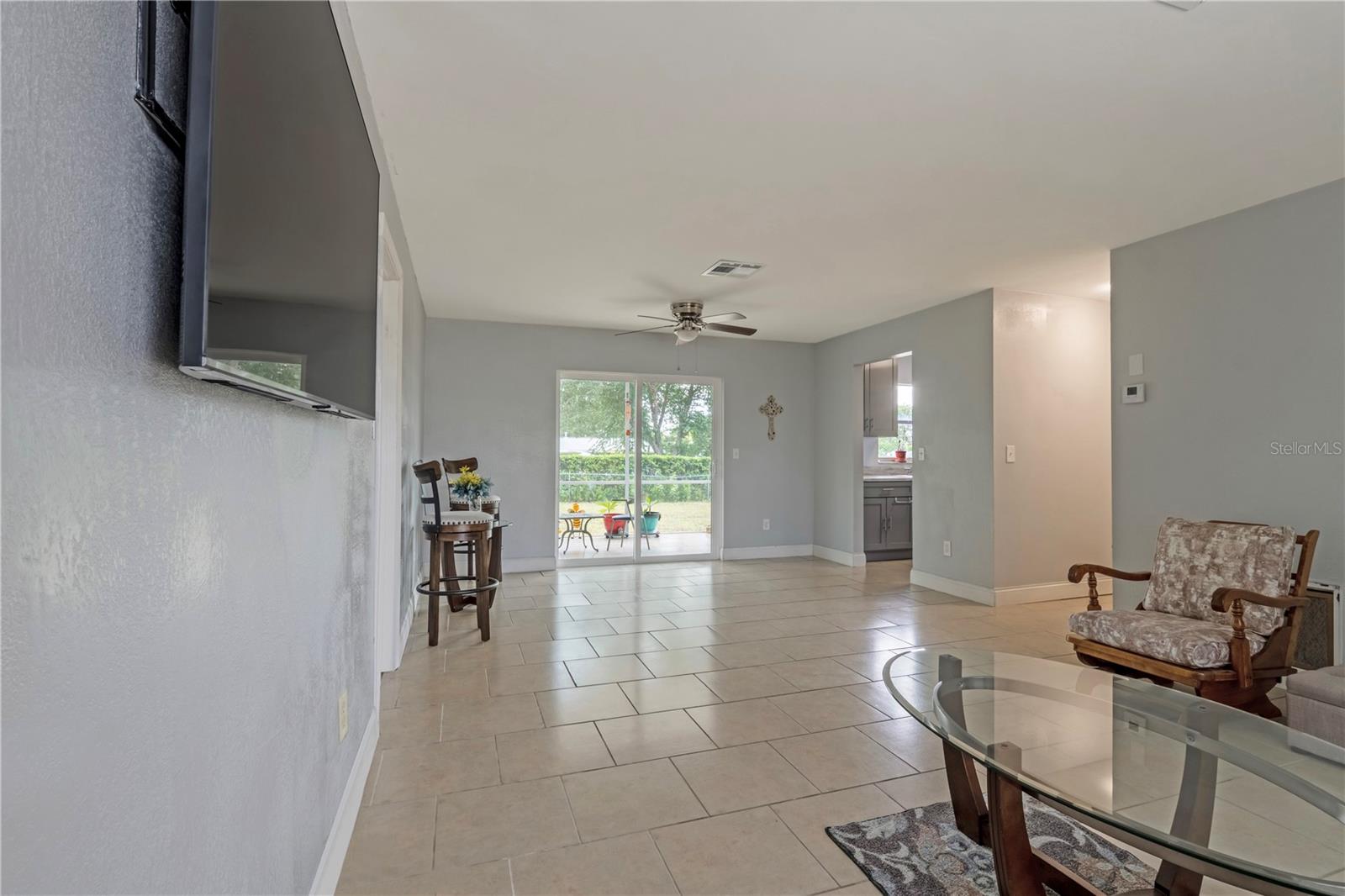 2633 Beal St Property Photo 6