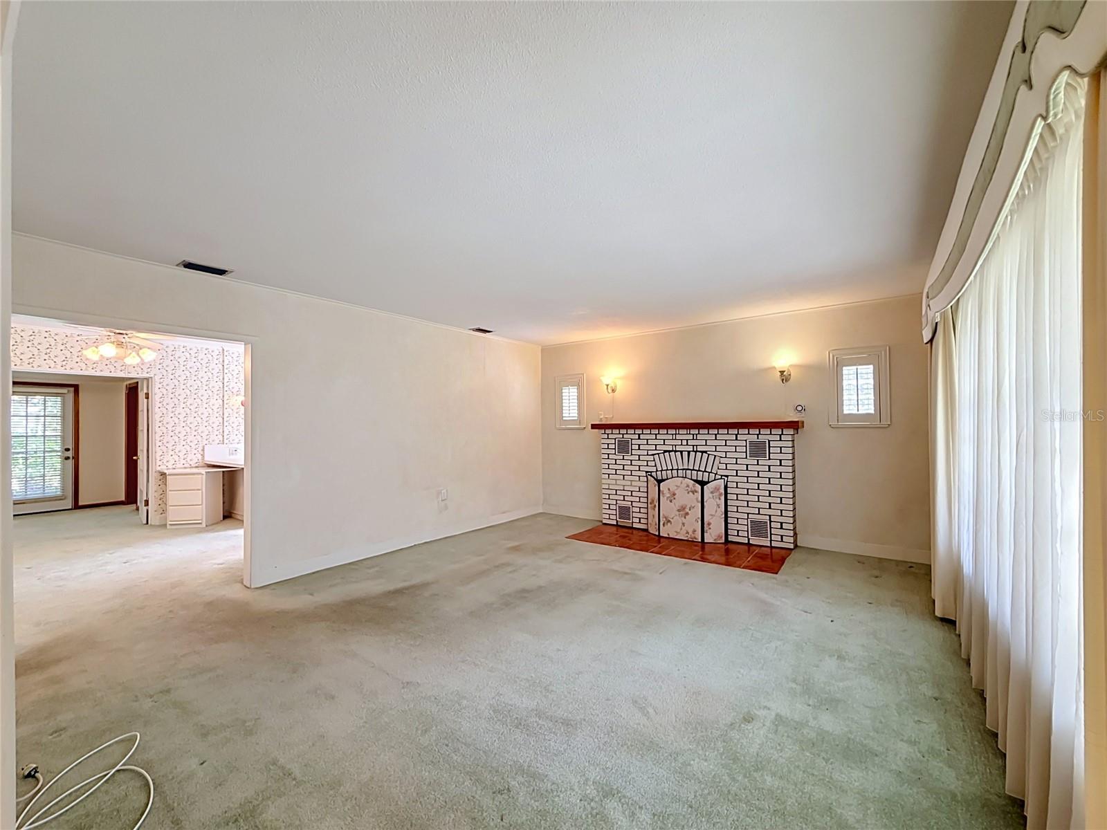 3271 Robinson St Property Photo 7