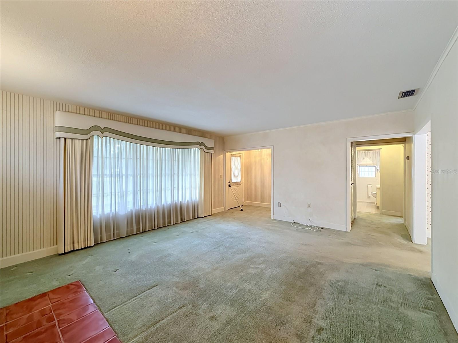 3271 Robinson St Property Photo 9