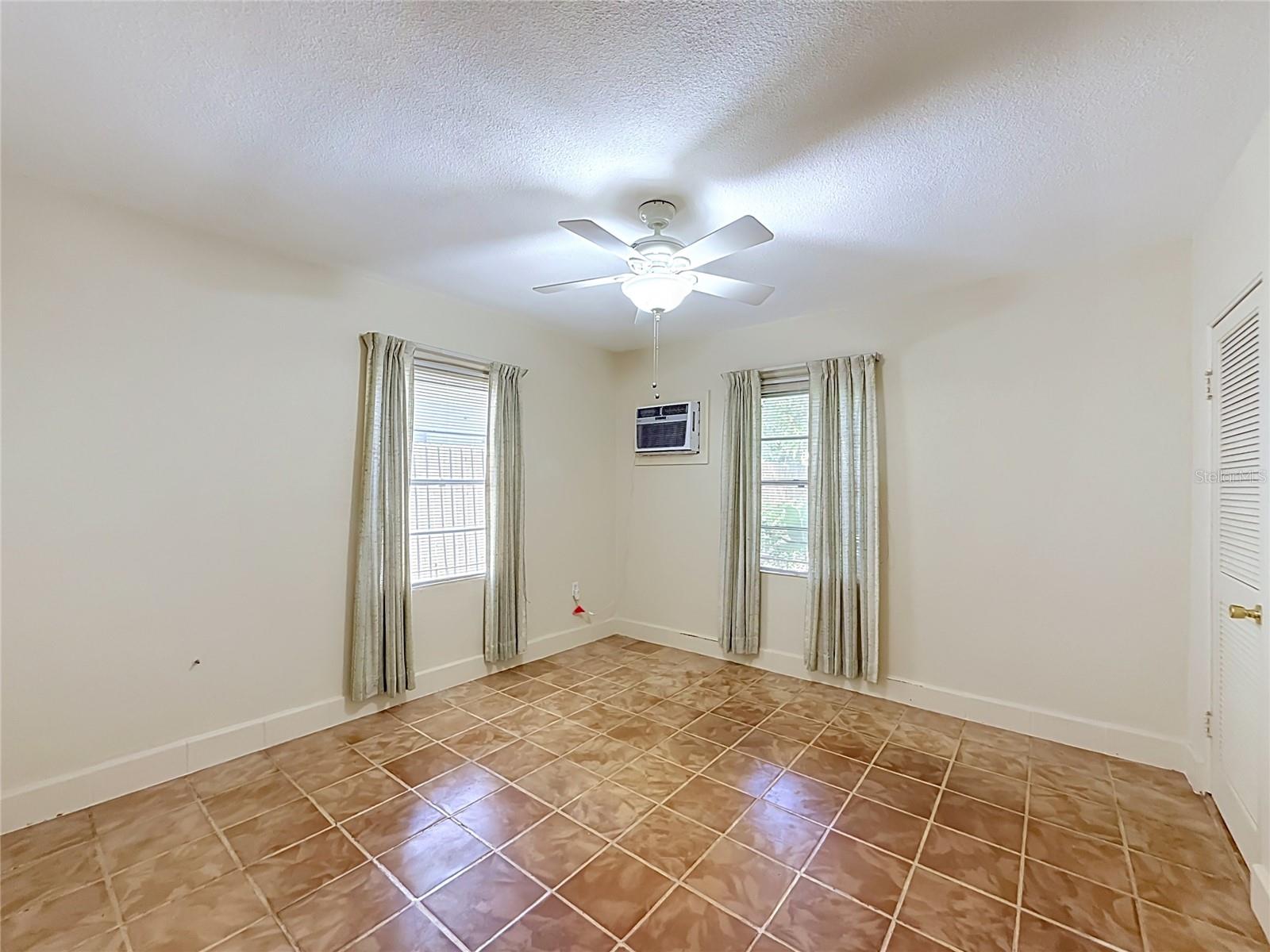 3271 Robinson St Property Photo 16