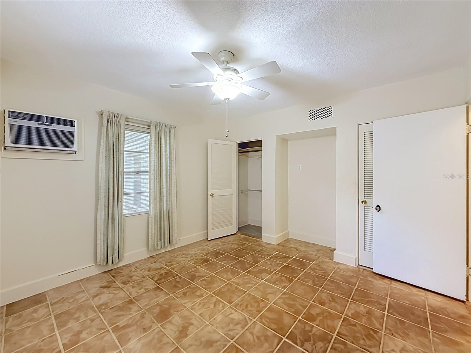 3271 Robinson St Property Photo 17
