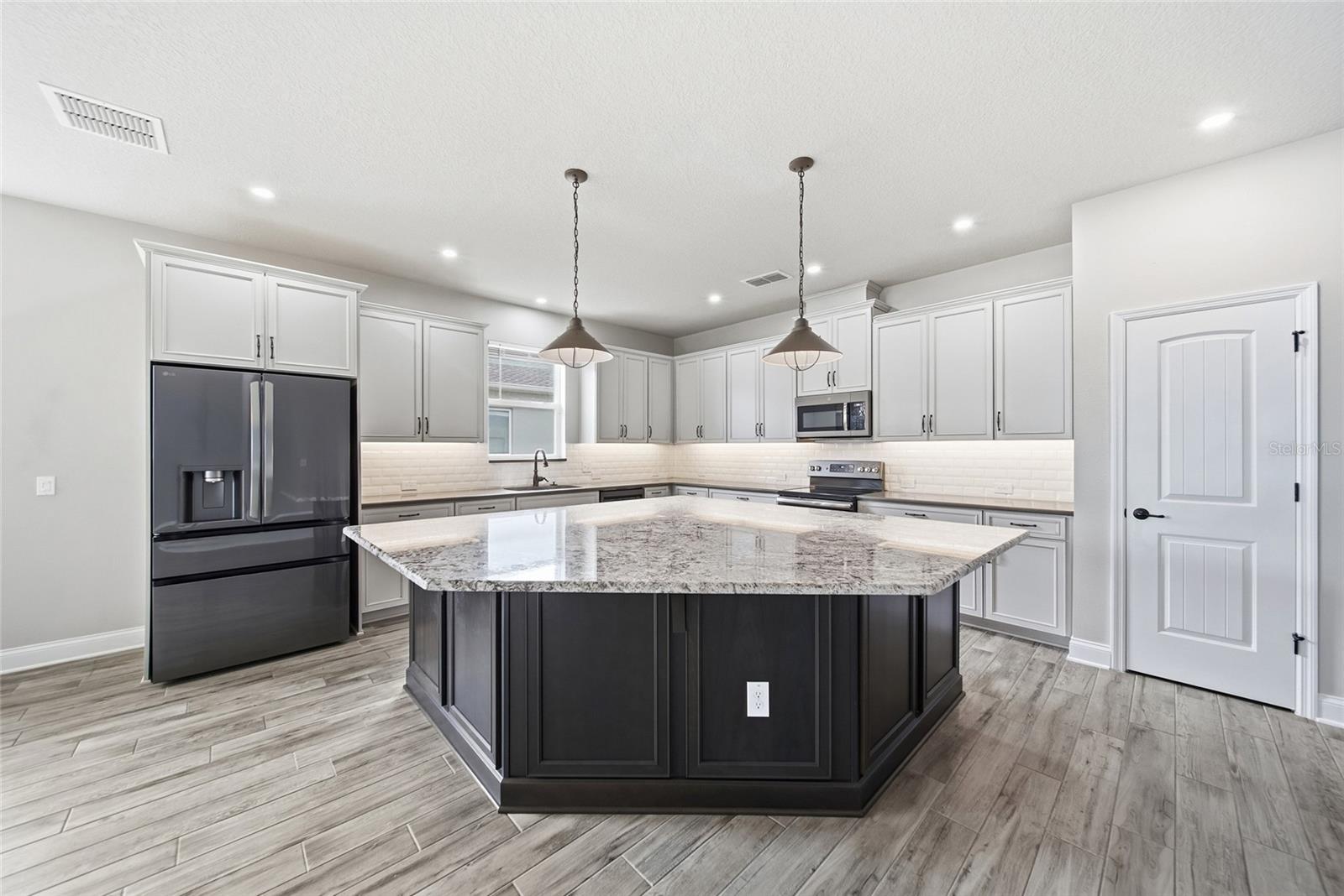 17026 Crestmont Blvd Property Photo 8