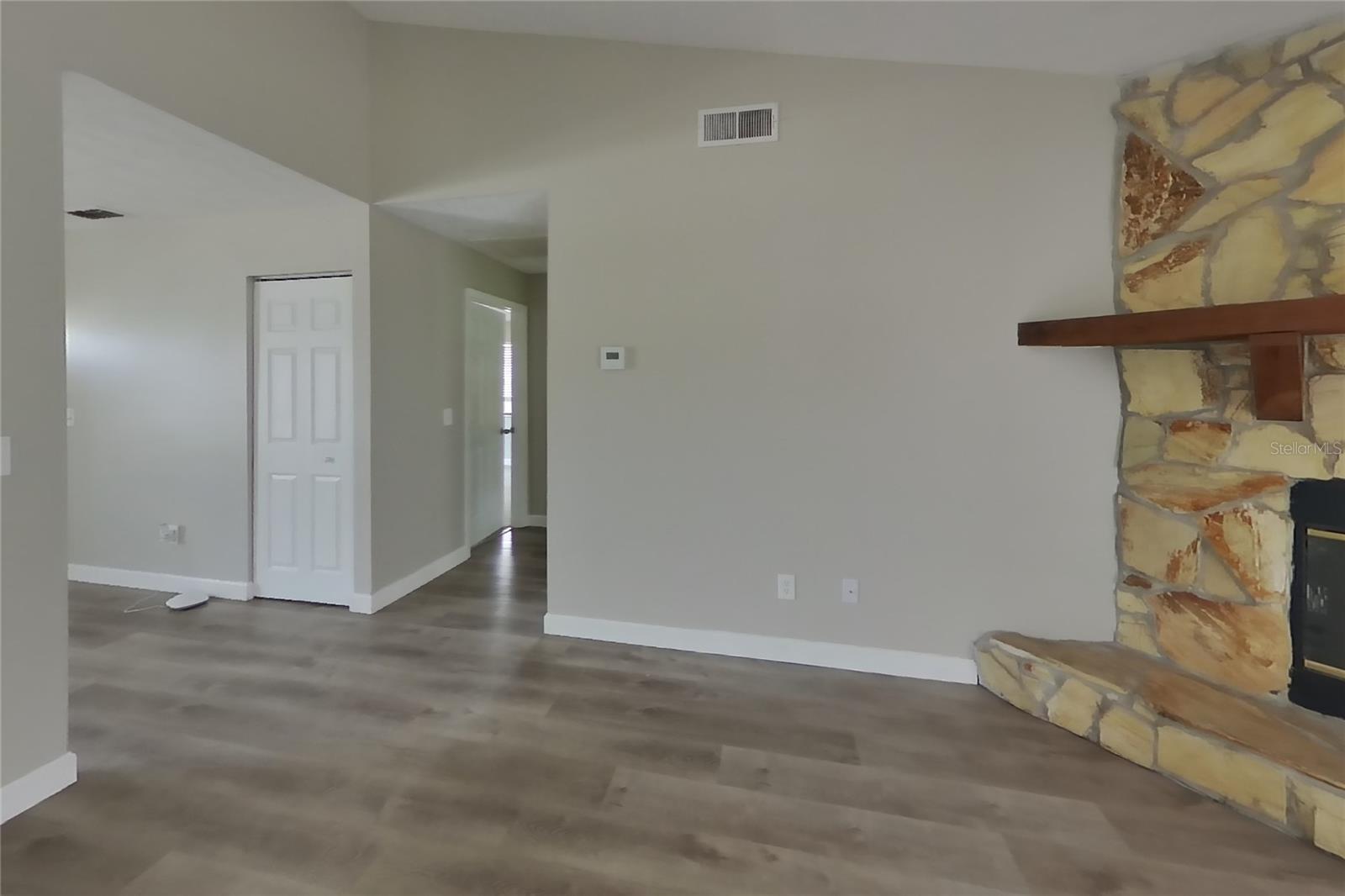 O6437317 Property Photo 2