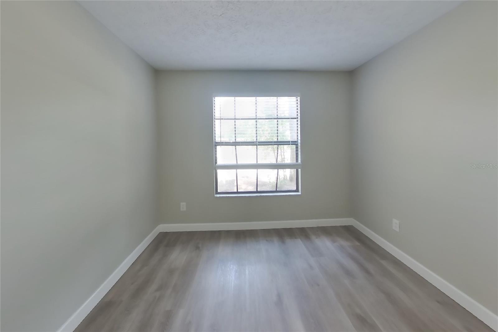 O6437317 Property Photo 5