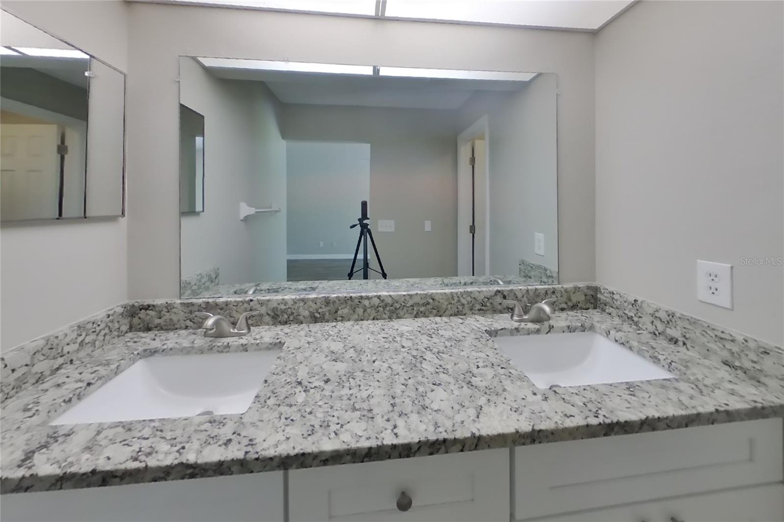 O6437317 Property Photo 9