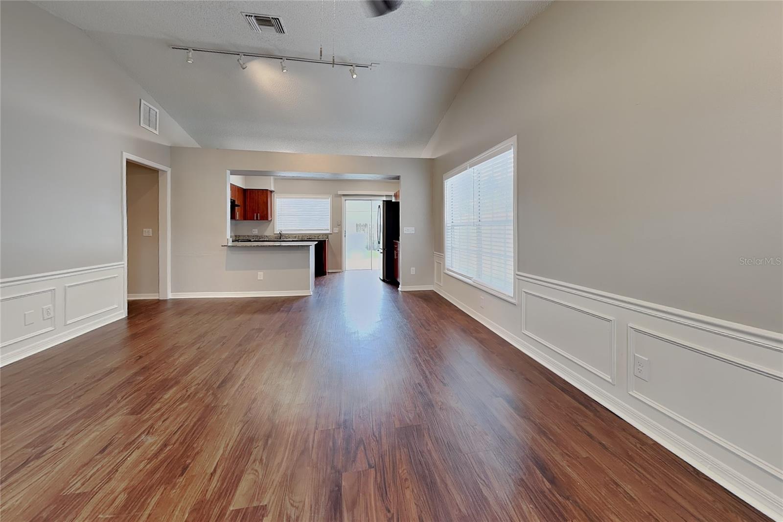 O6437318 Property Photo 2