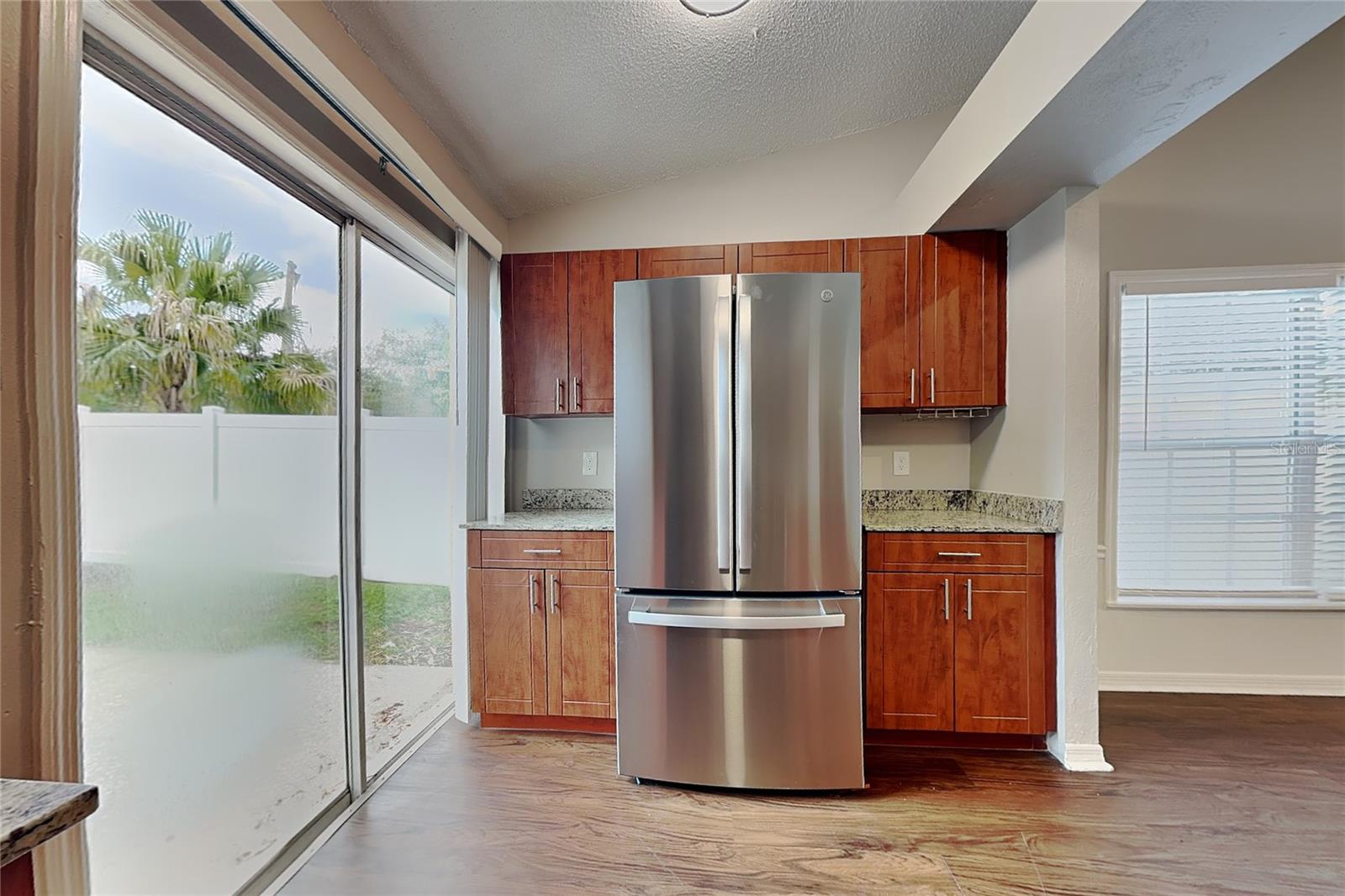 O6437318 Property Photo 5