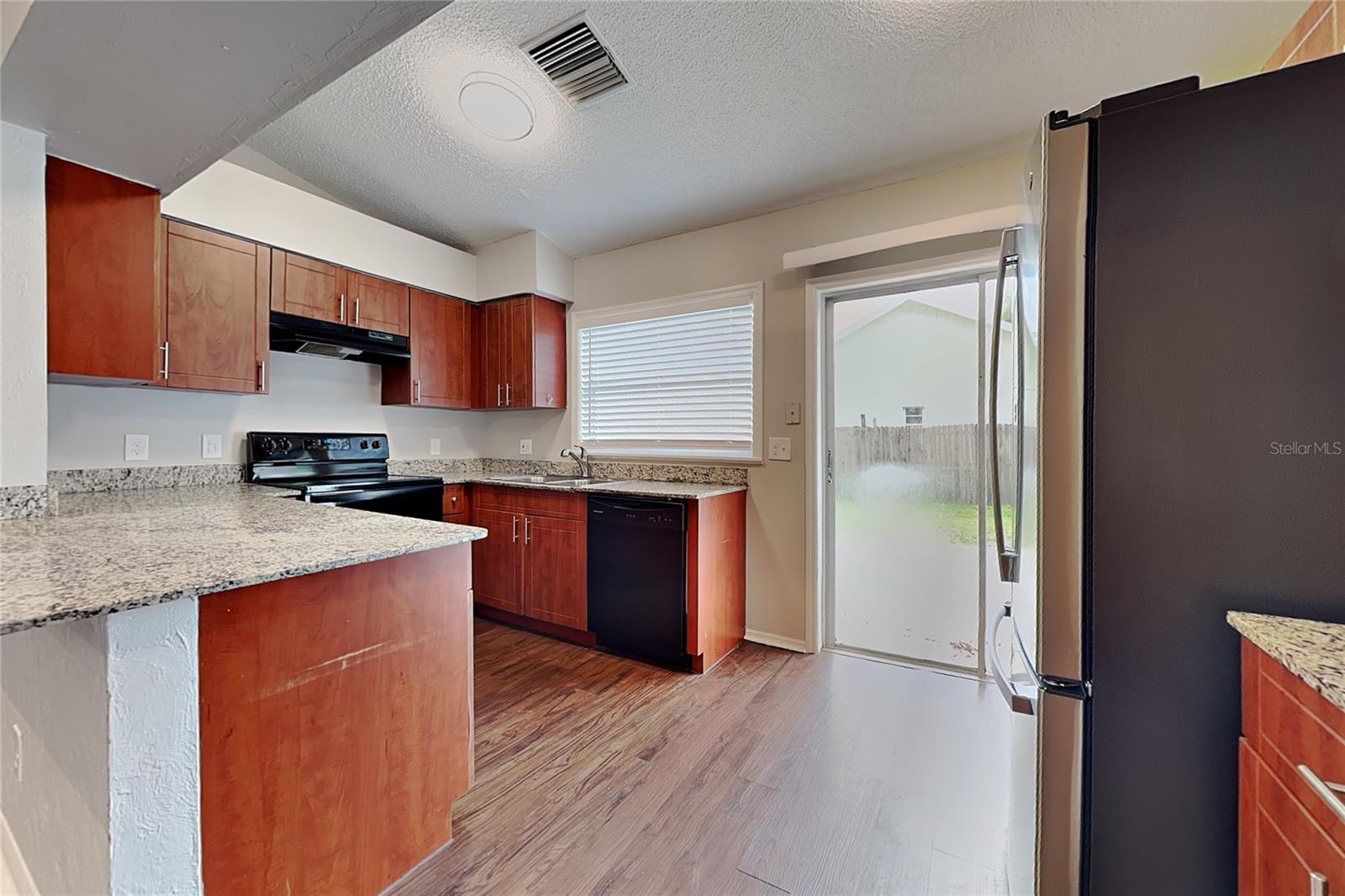 O6437318 Property Photo 6