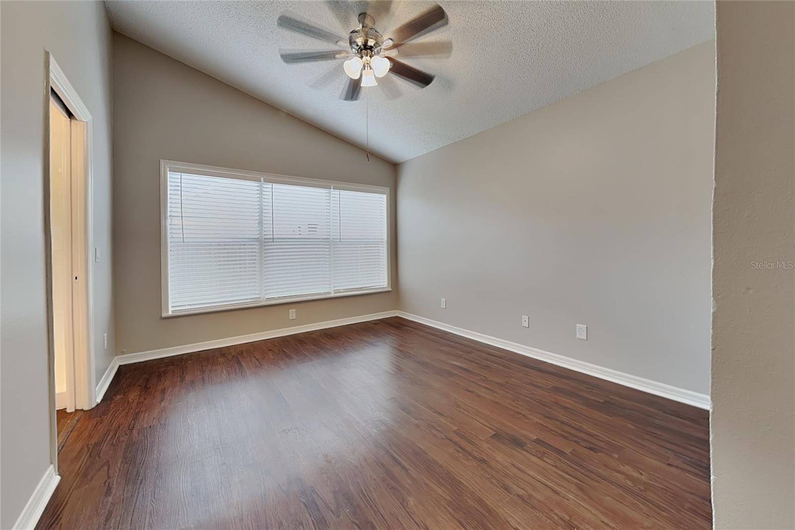 O6437318 Property Photo 8