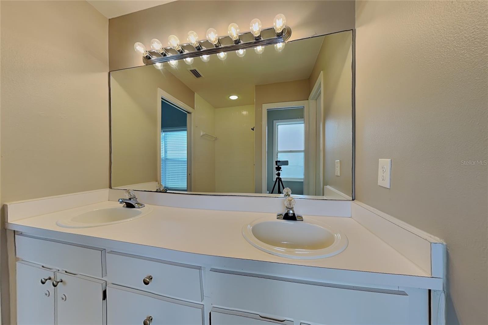 O6437318 Property Photo 9