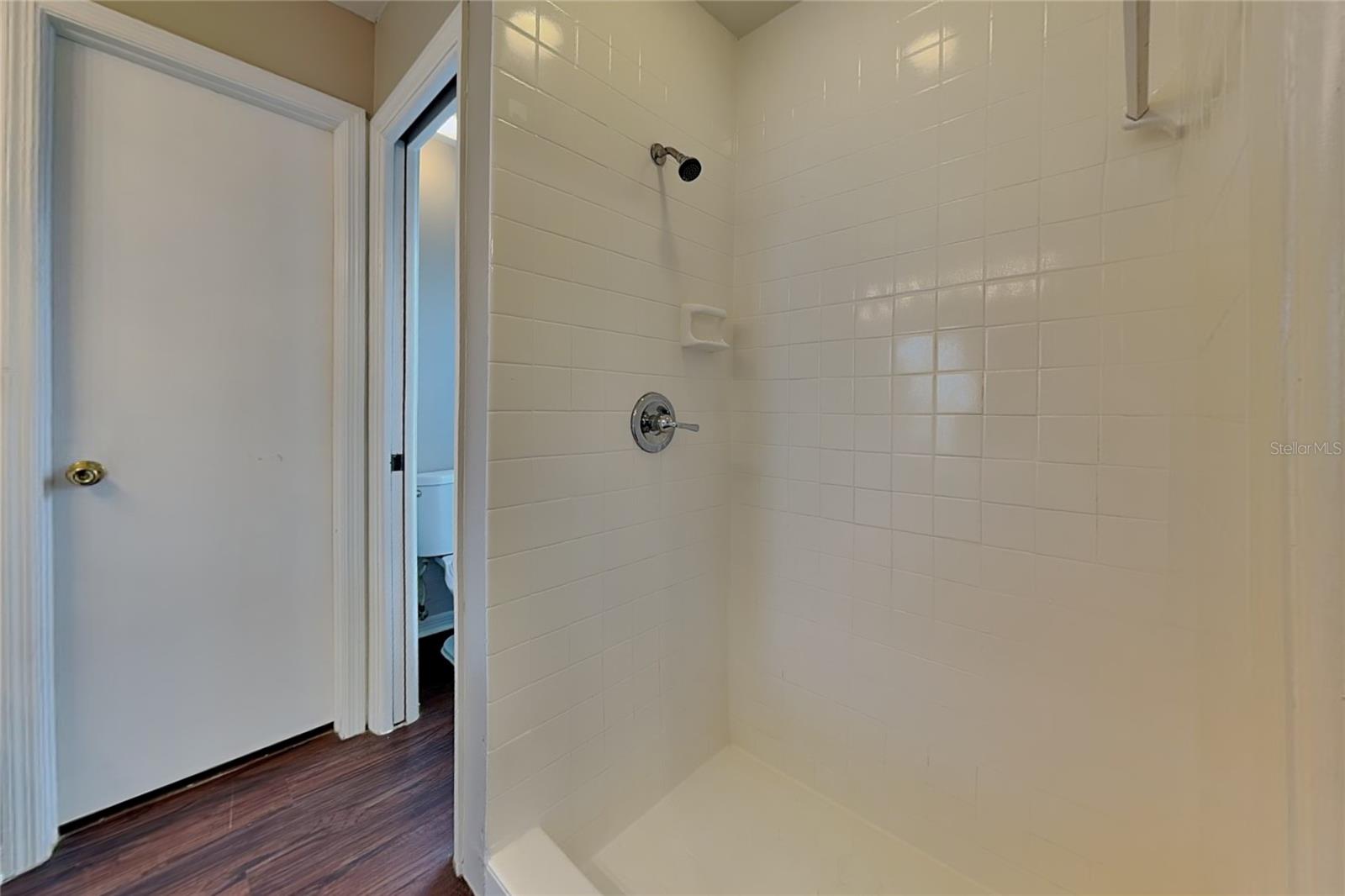 O6437318 Property Photo 10