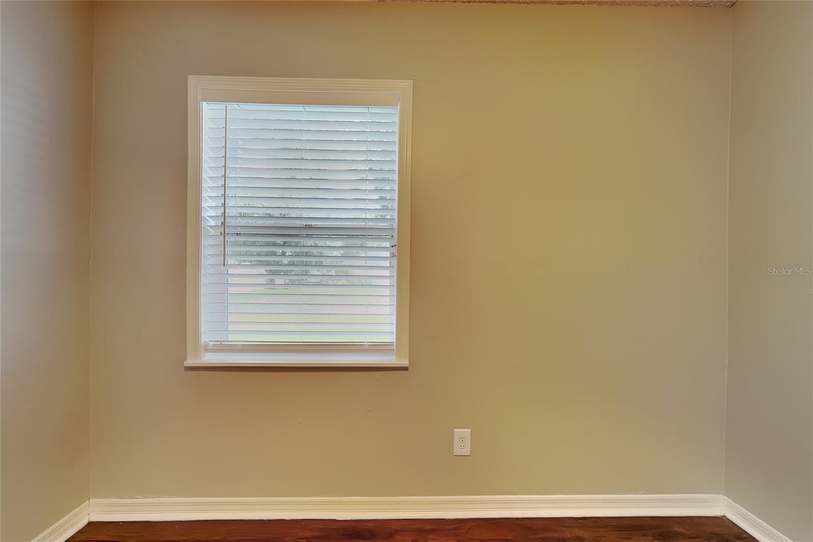 O6437318 Property Photo 11