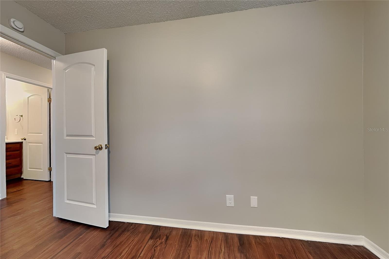 O6437318 Property Photo 13