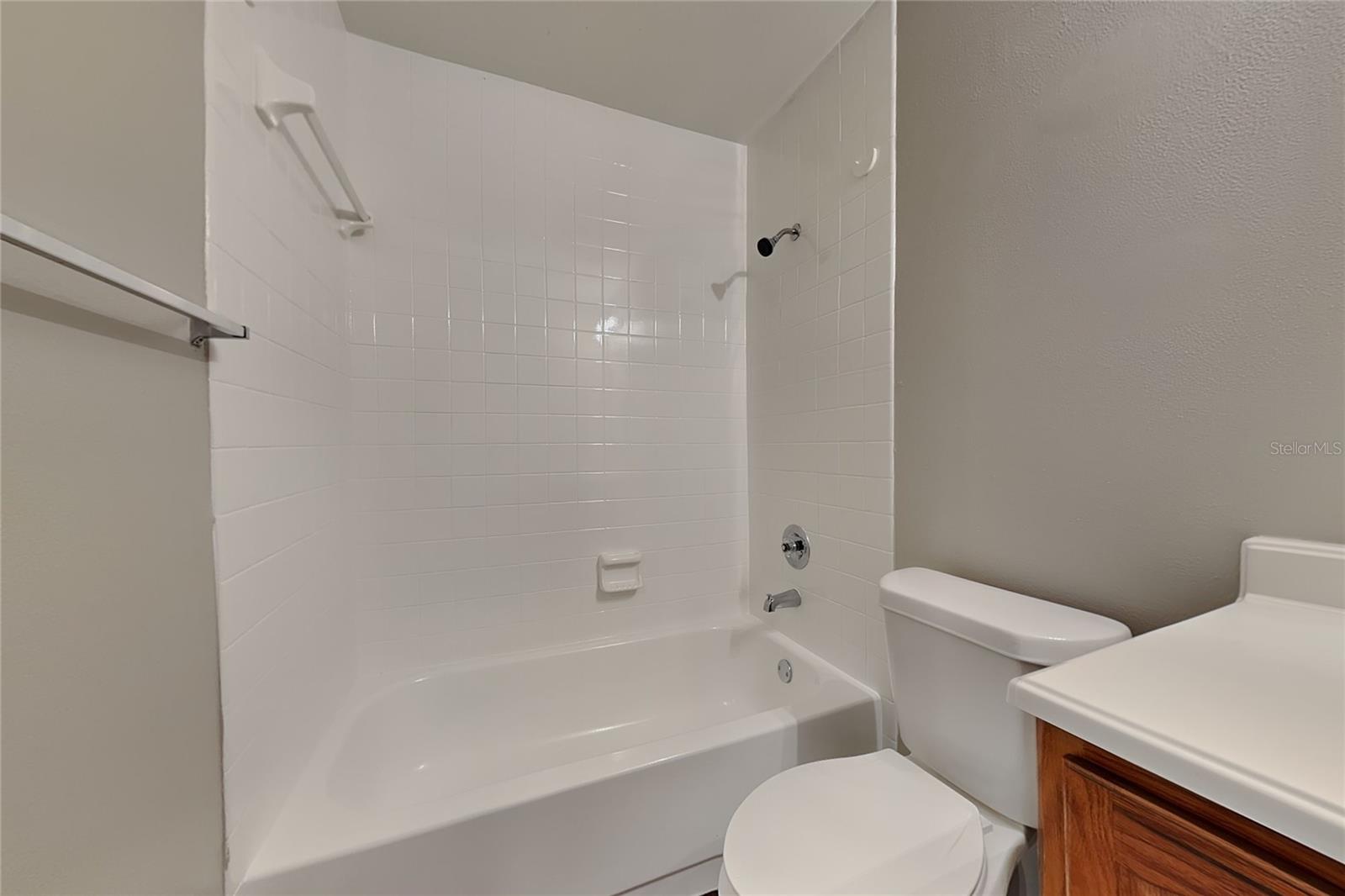 O6437318 Property Photo 15