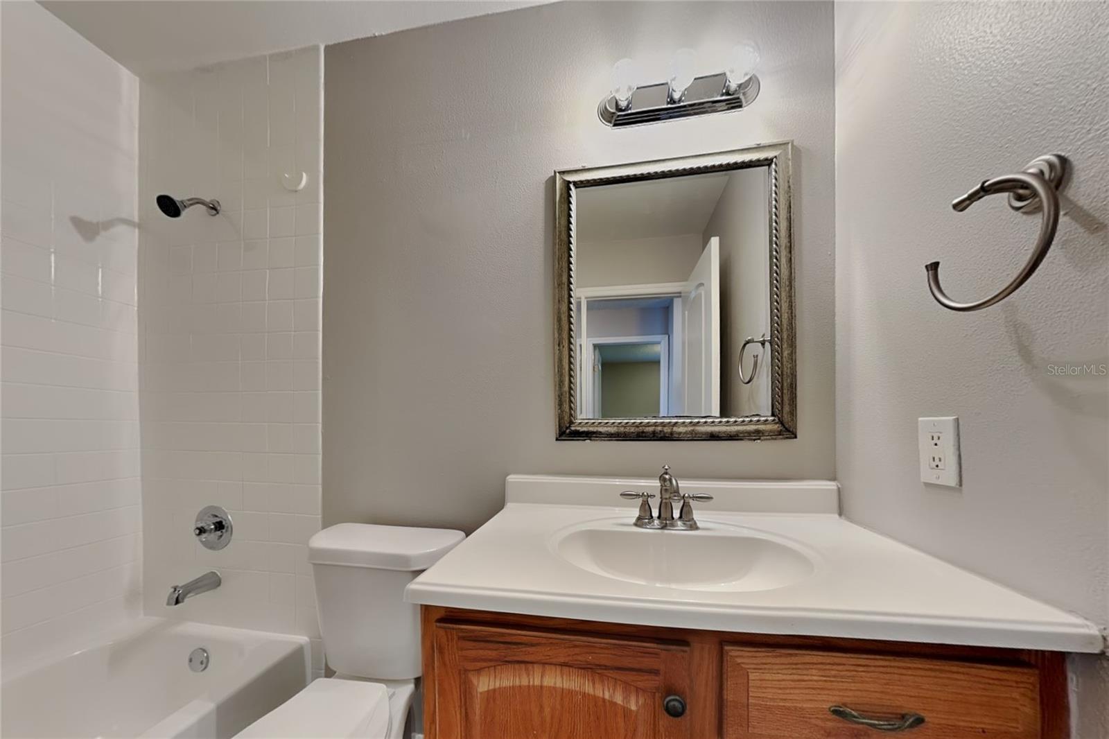 O6437318 Property Photo 16