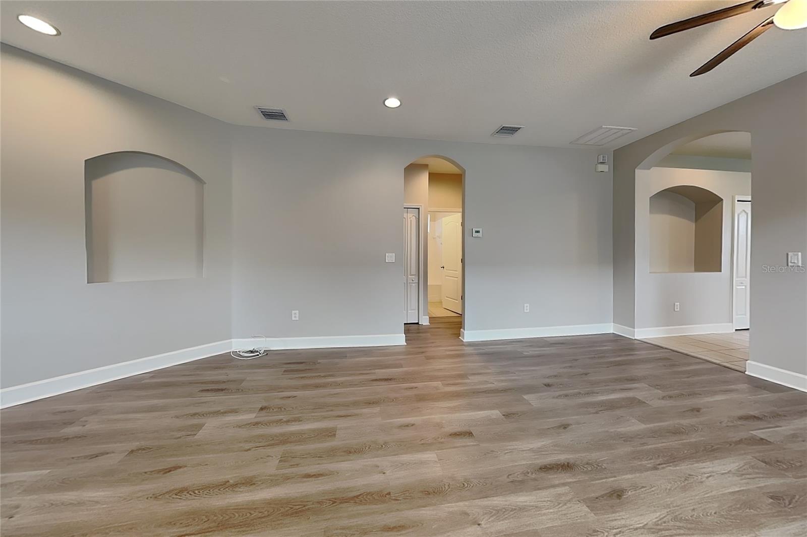 O6437323 Property Photo 3