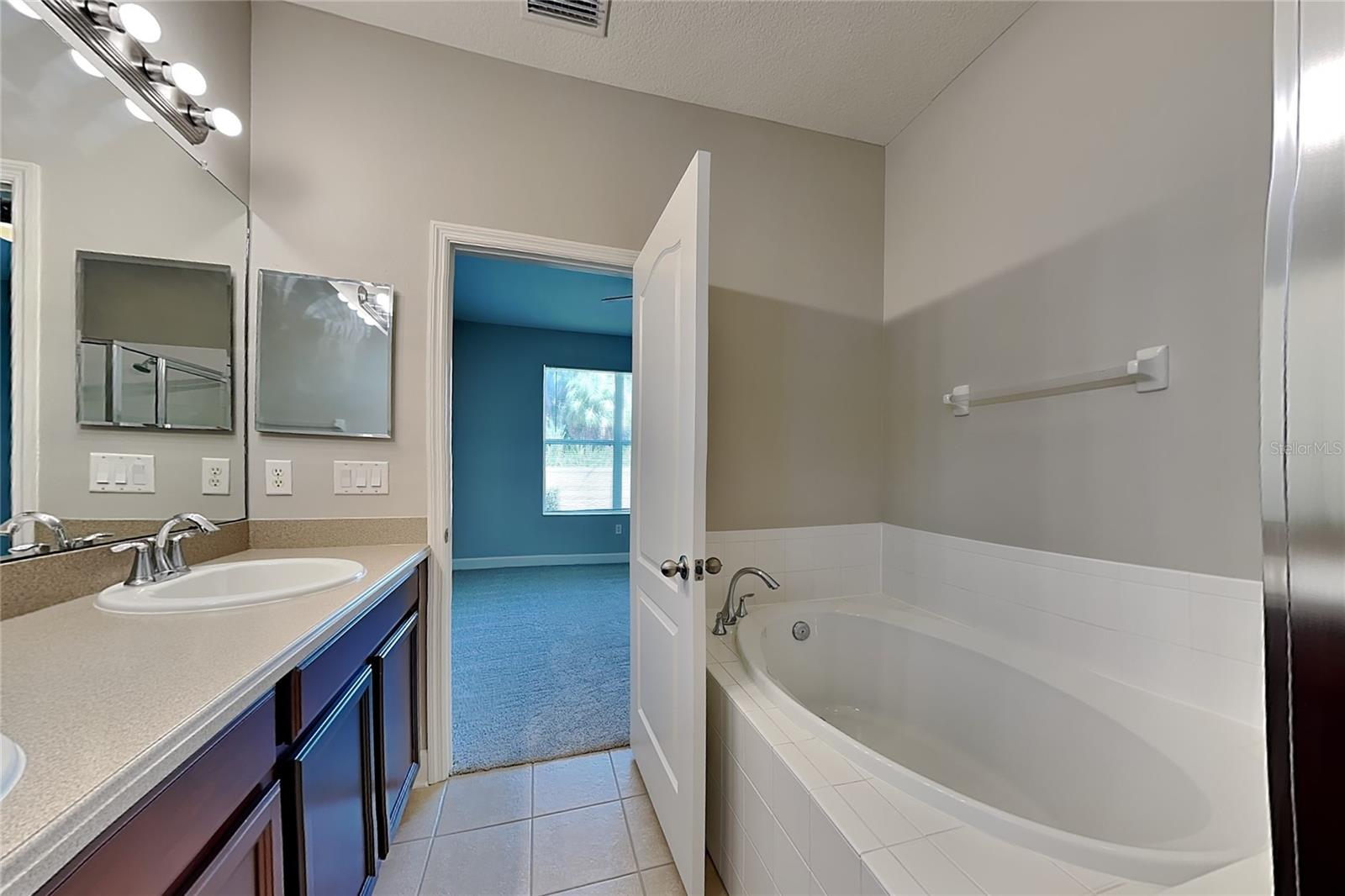 O6437323 Property Photo 11
