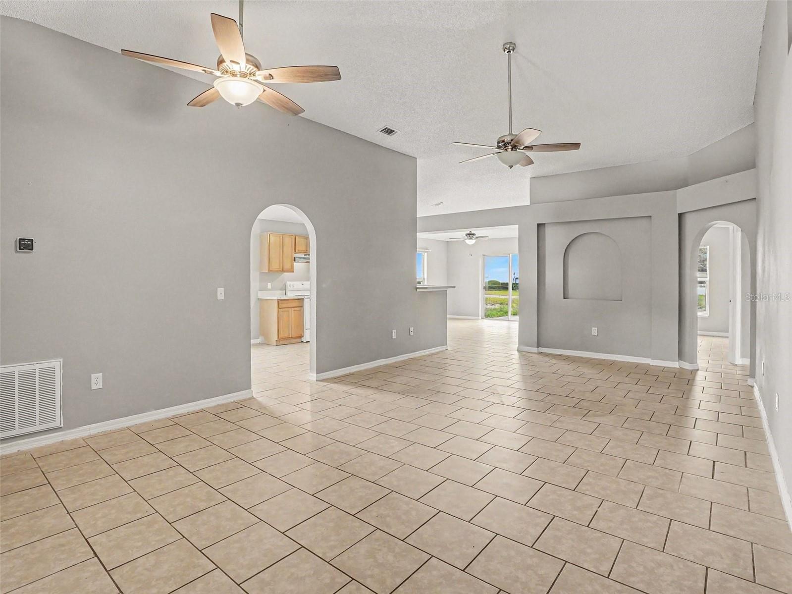 881 Vanderbilt Dr Property Photo 4