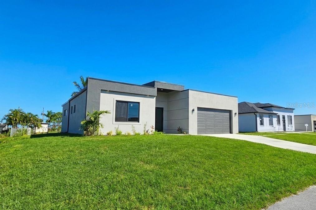 1027 Kismet Pkwy W Property Photo 3