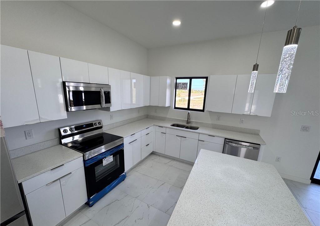 1027 Kismet Pkwy W Property Photo 8