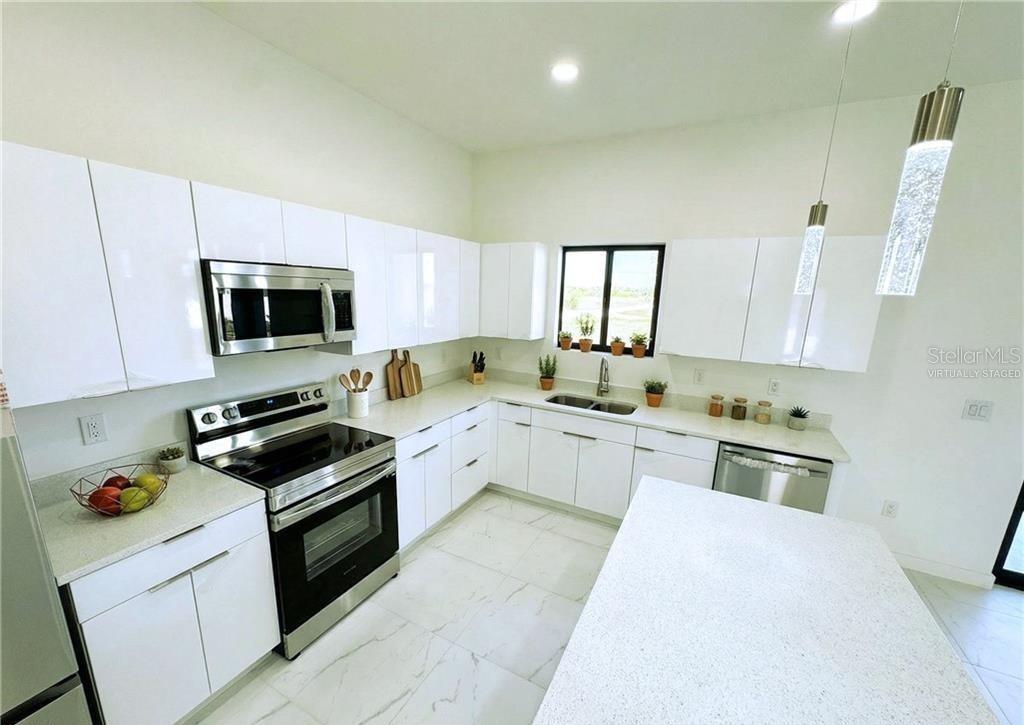 1027 Kismet Pkwy W Property Photo 9