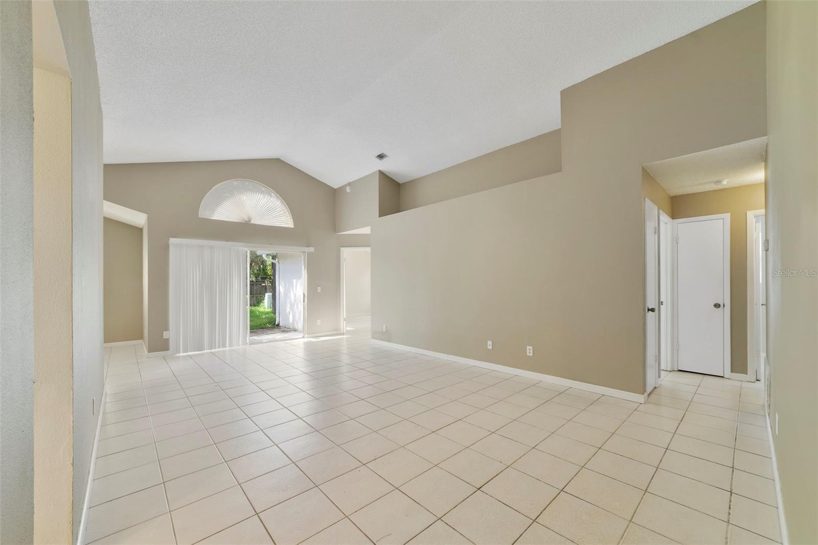 713 Meadowside Ct Property Photo 3