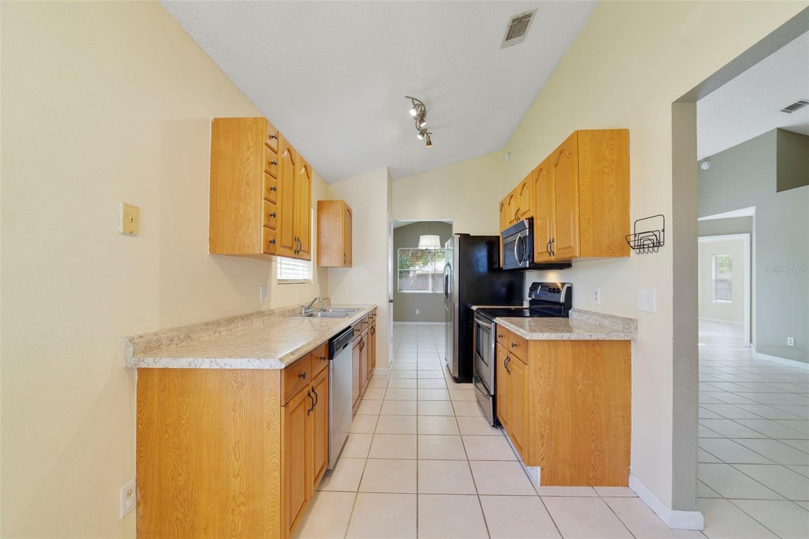 713 Meadowside Ct Property Photo 8