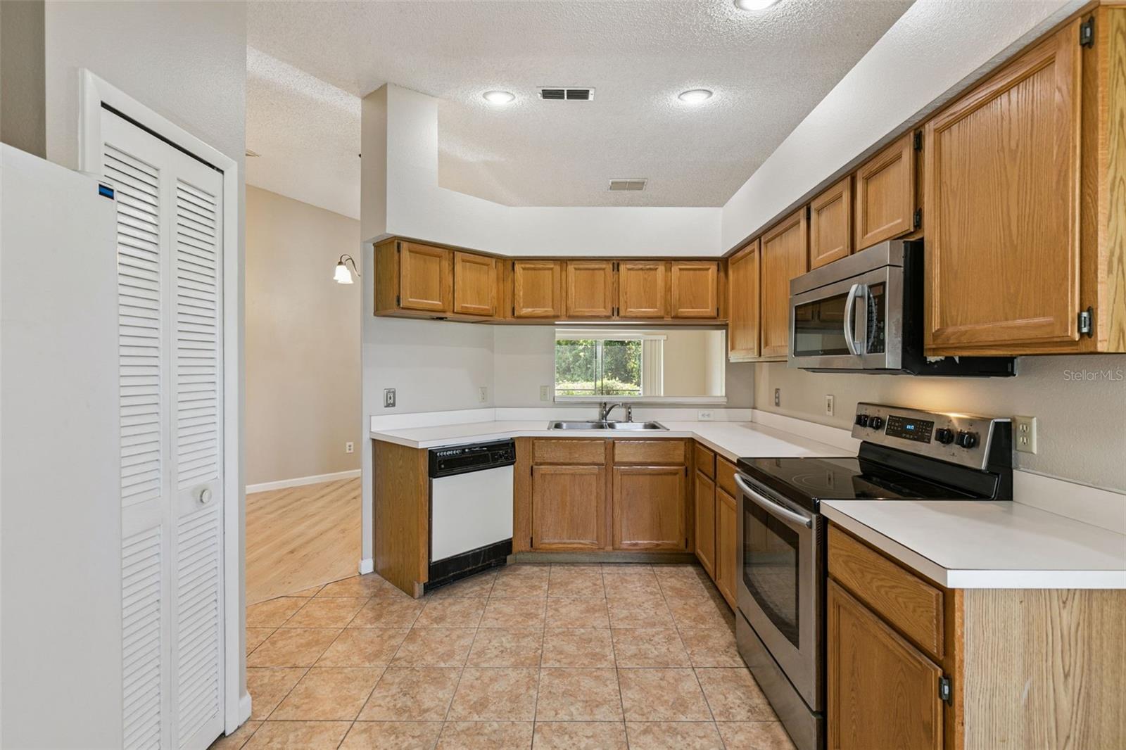 1052 Brielle Ave Property Photo 8