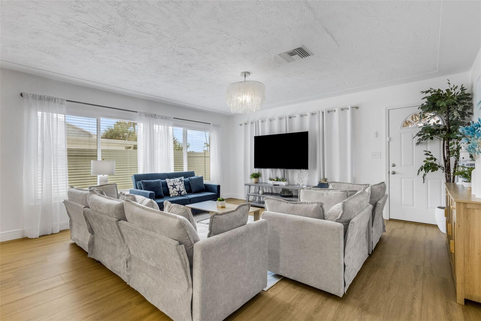 18317 Sunset Blvd Property Photo 6