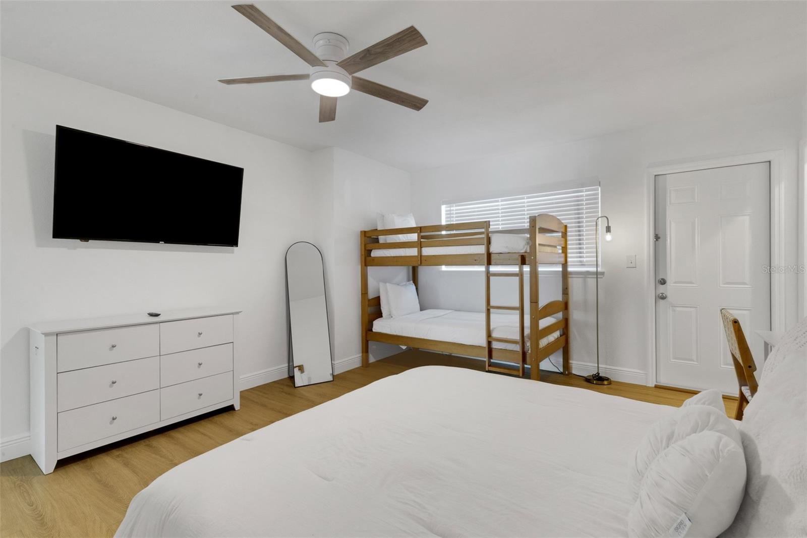 18317 Sunset Blvd Property Photo 36