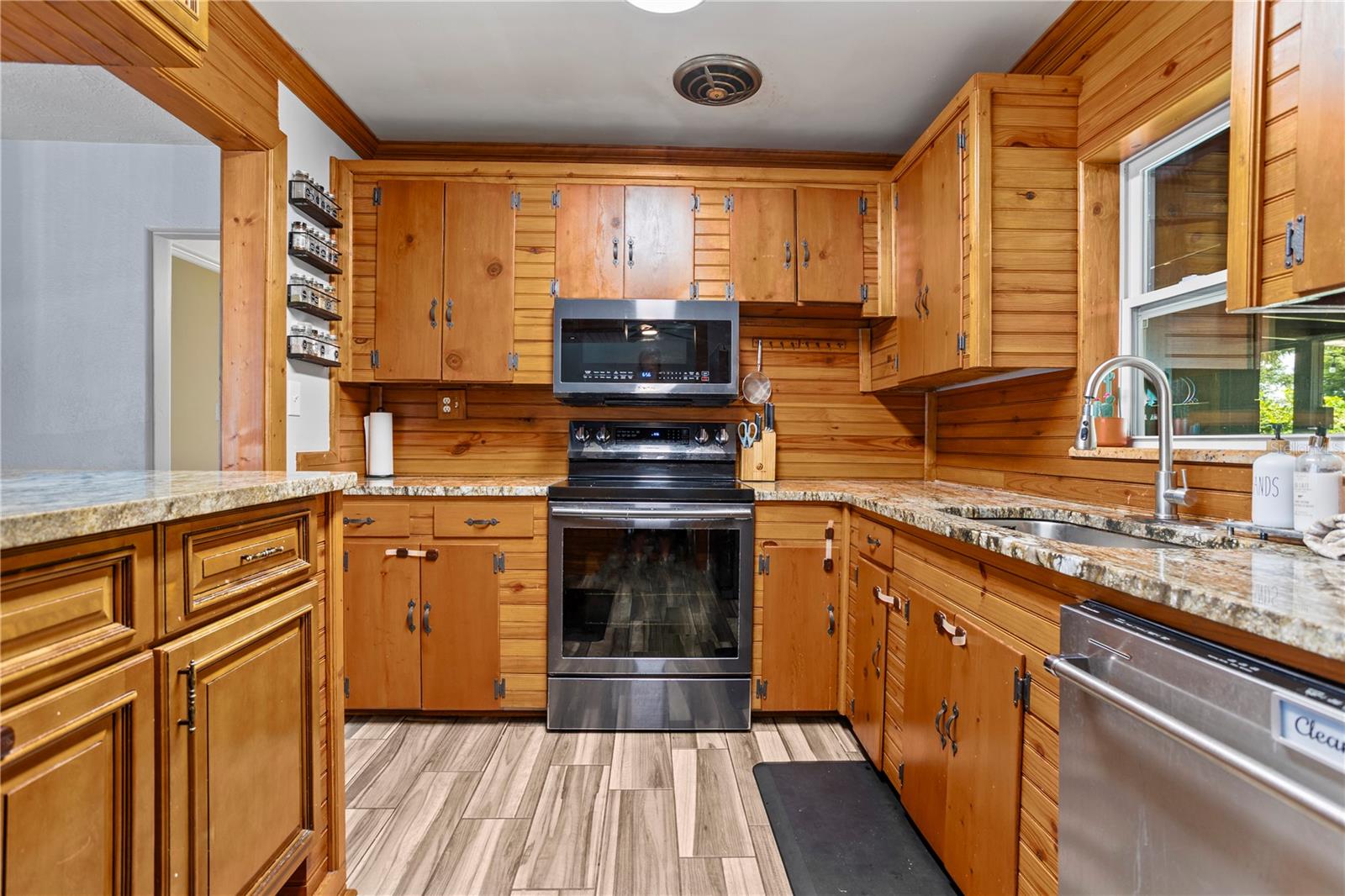 6809 Willoughby Ln Property Photo 10