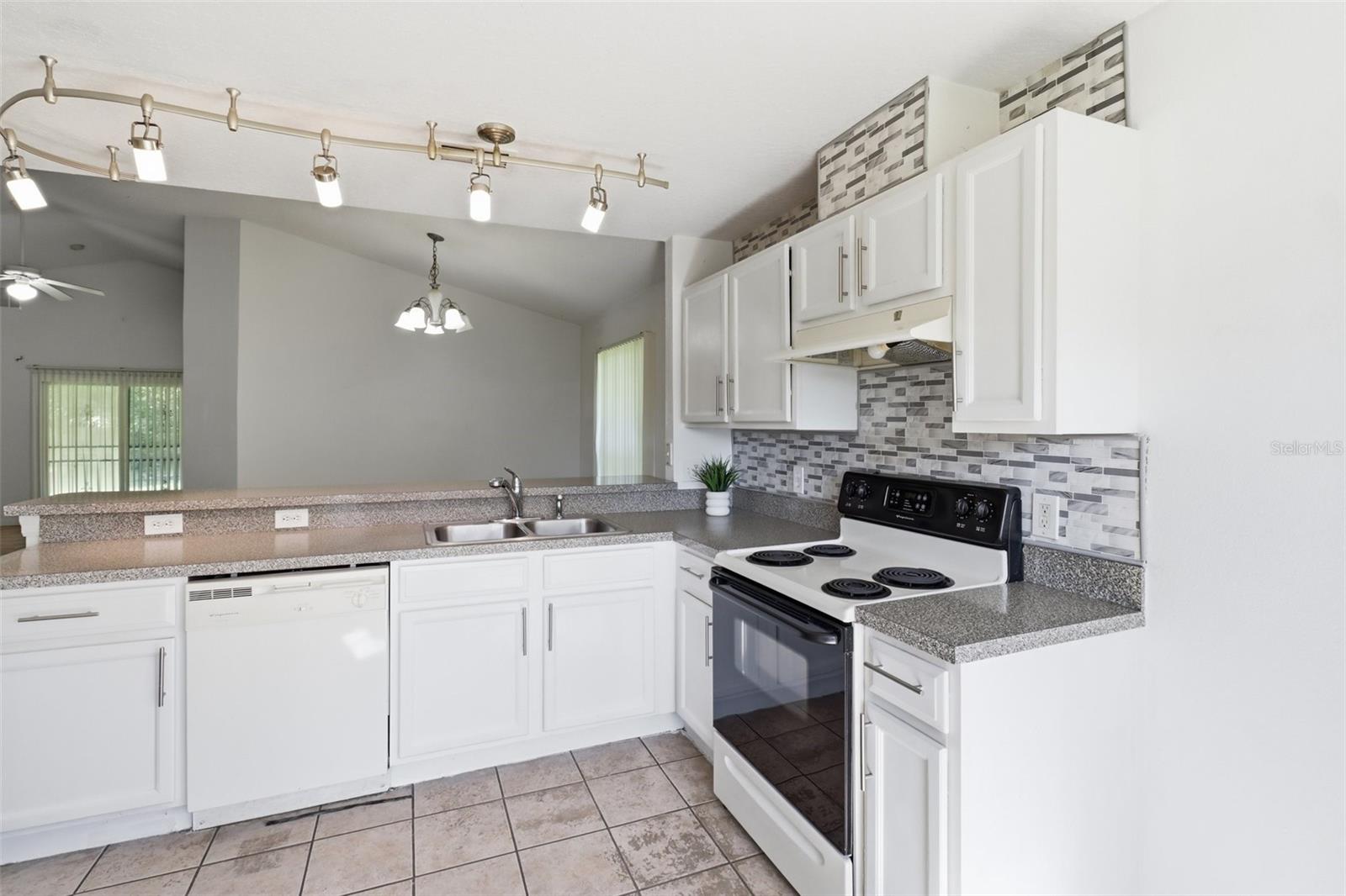 6100 Lee Lan Dr Property Photo 4
