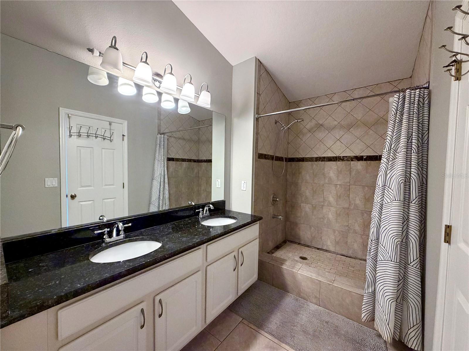 O6437707 Property Photo 21