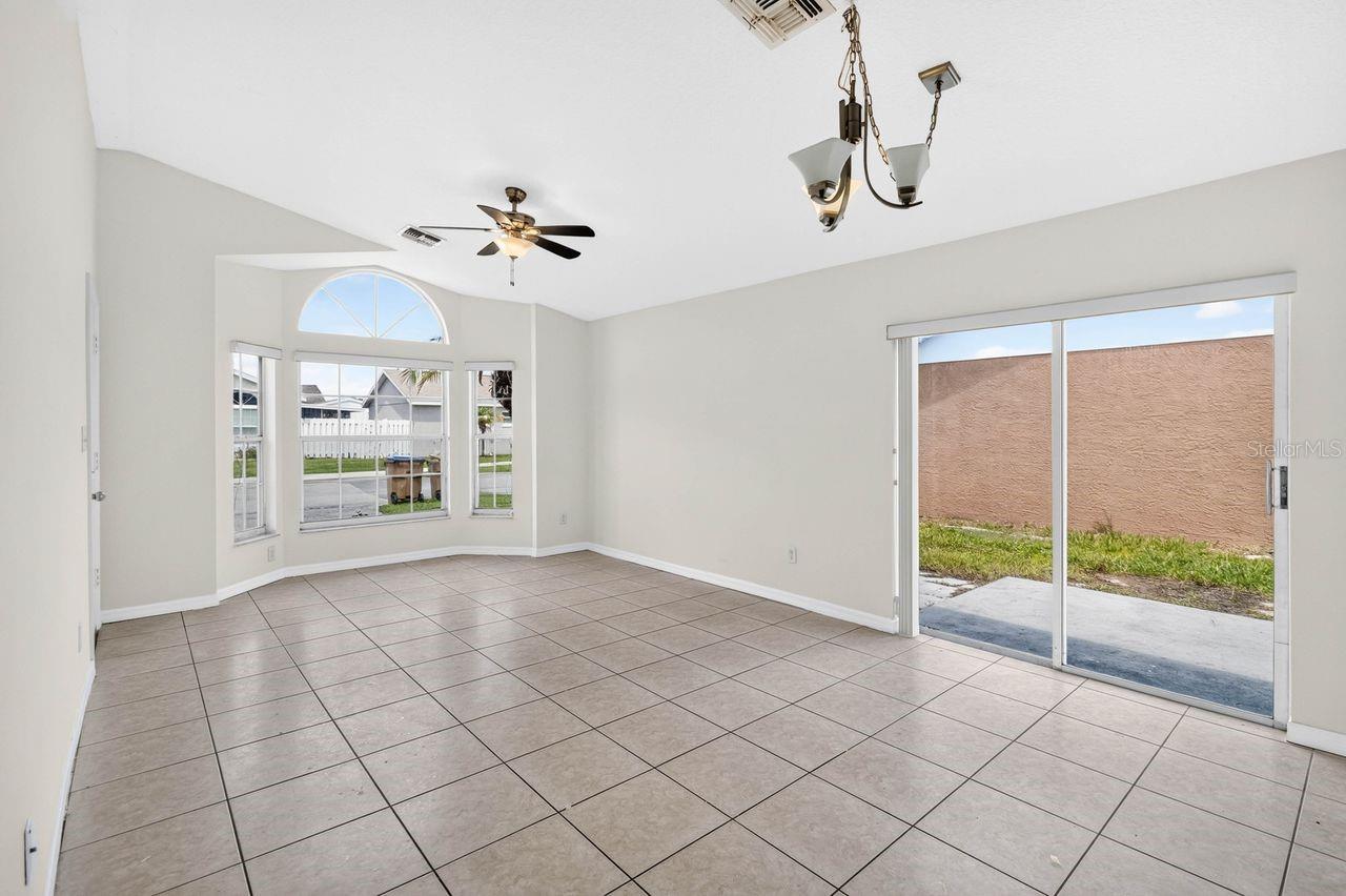 2382 Harbor Town Dr Property Photo 4