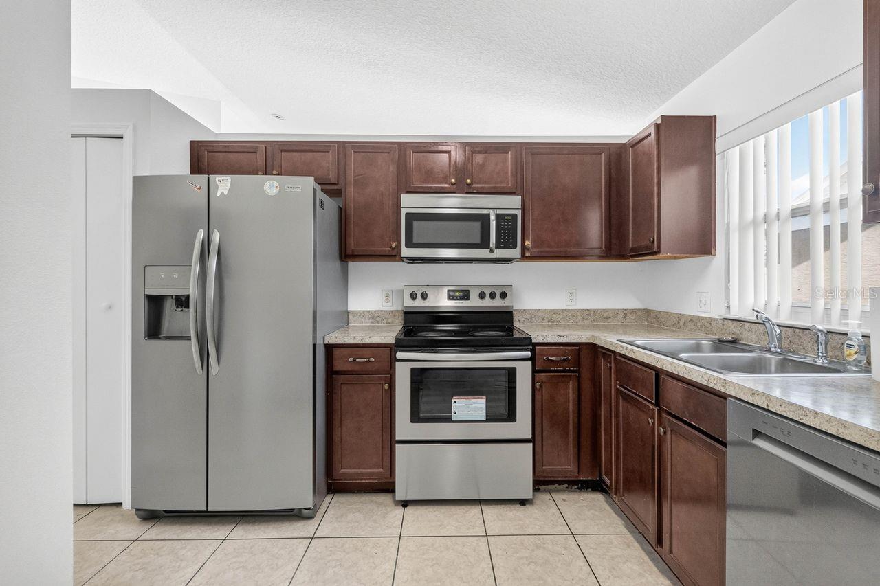 2382 Harbor Town Dr Property Photo 6