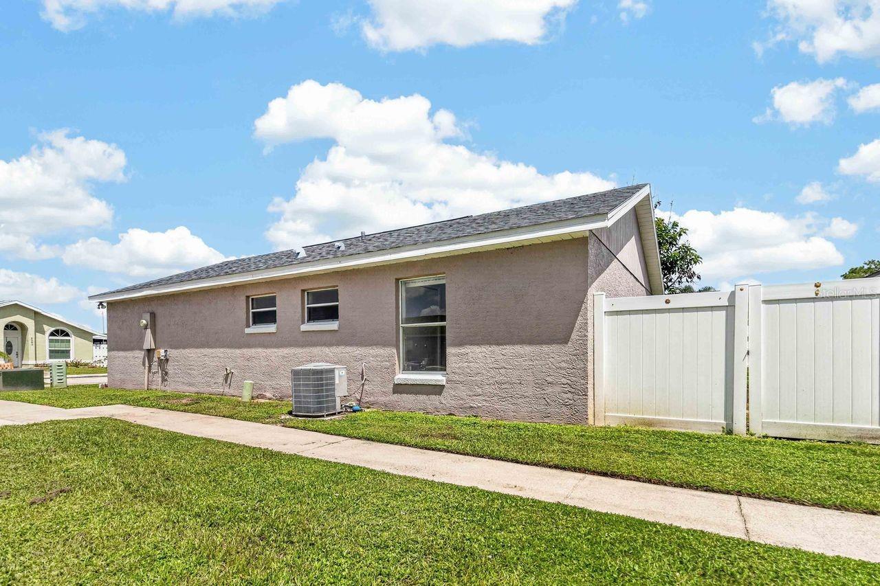 2382 Harbor Town Dr Property Photo 20