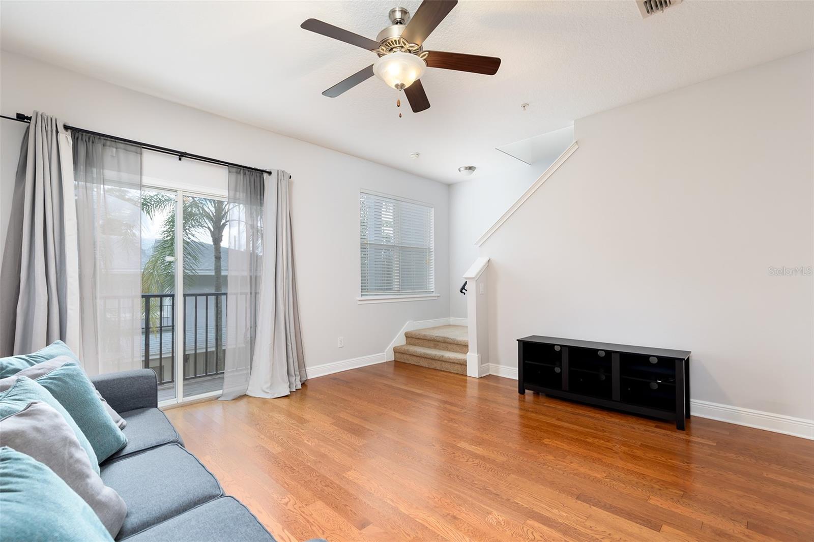 32 W Esther St #b Property Photo 2