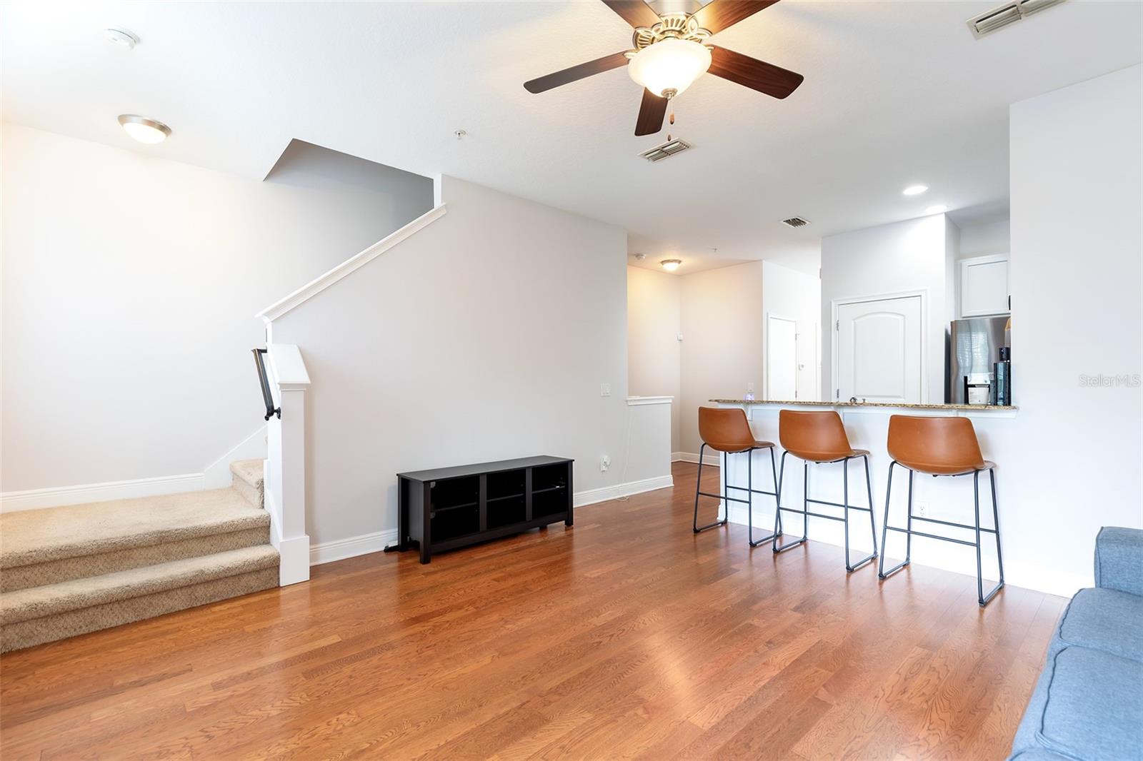 32 W Esther St #b Property Photo 3