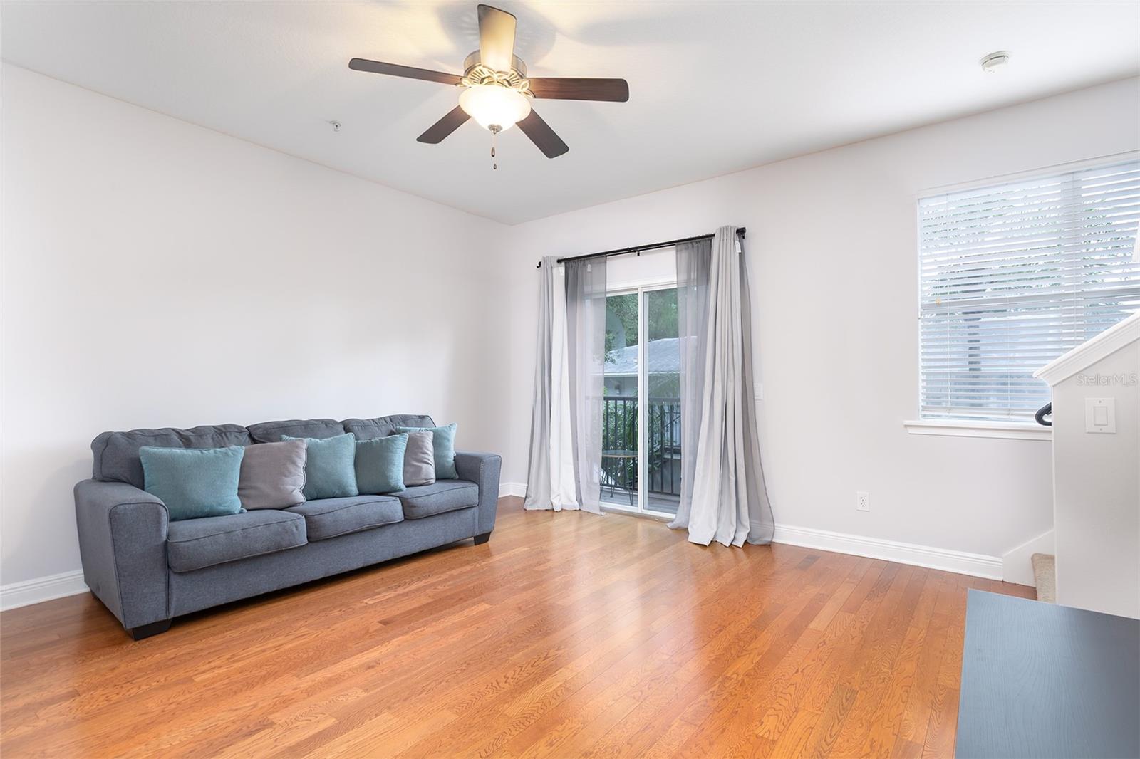 32 W Esther St #b Property Photo 4