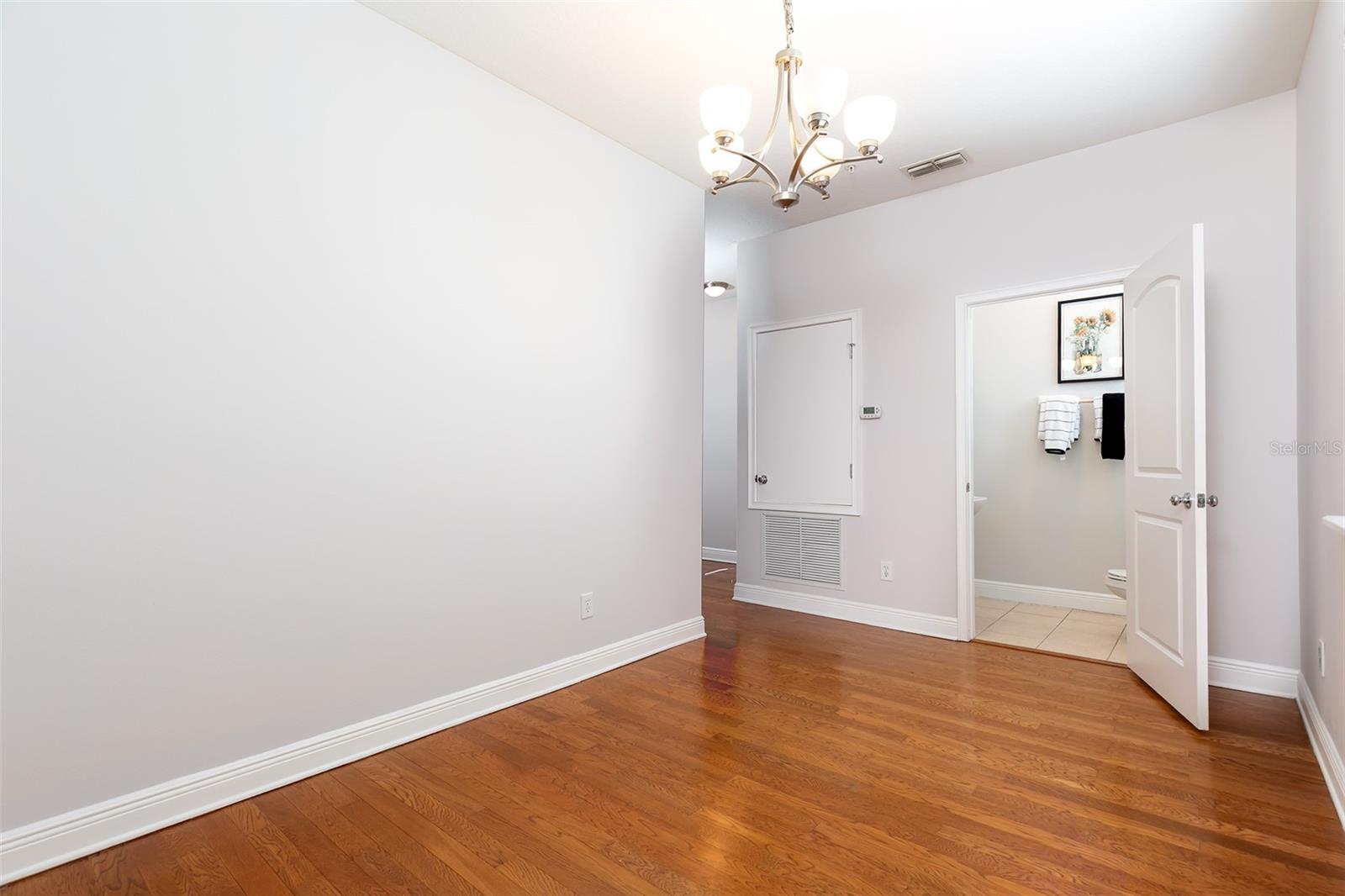 32 W Esther St #b Property Photo 6