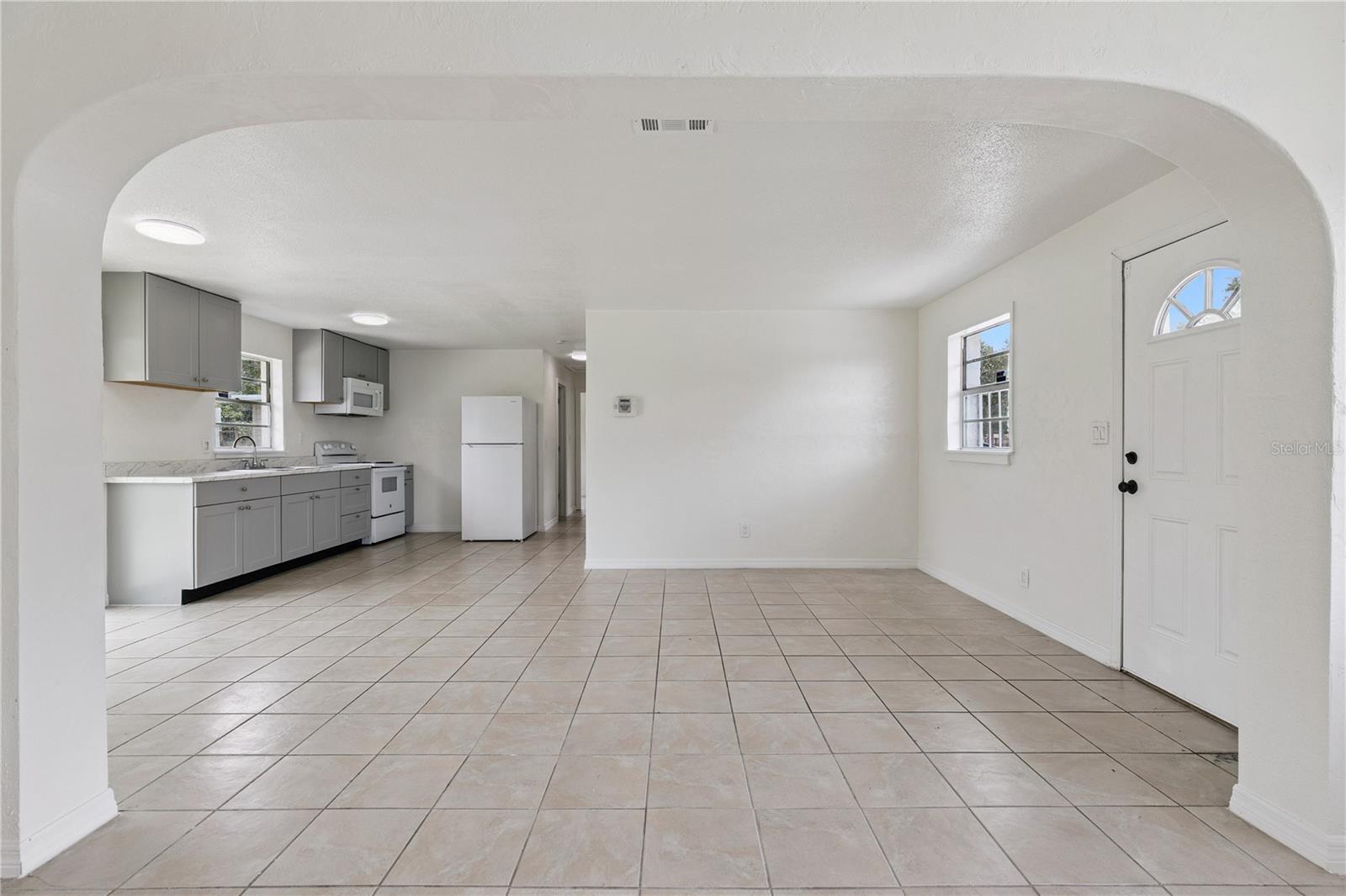 875 Loomis Ave Property Photo 4