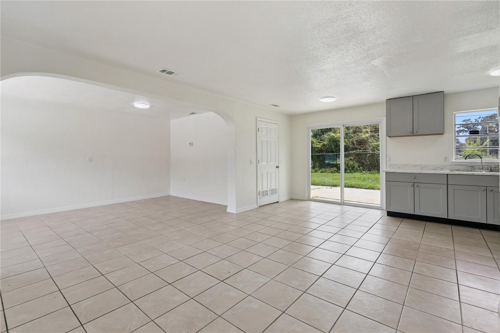 875 Loomis Ave Property Photo 6
