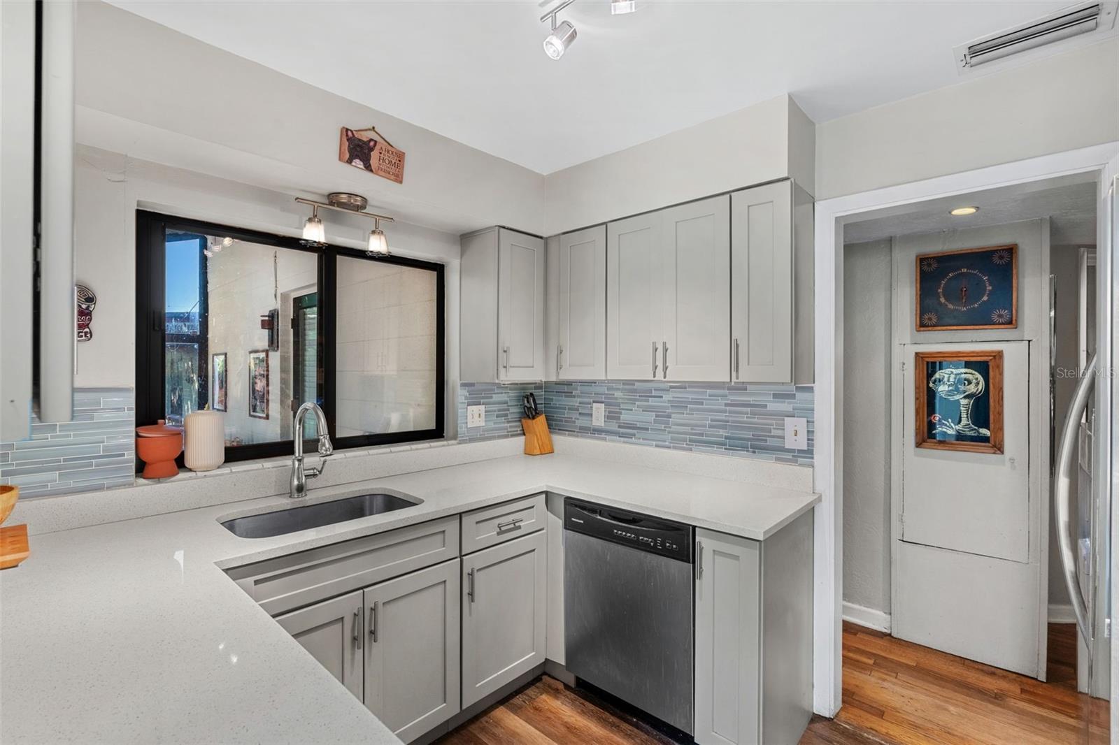 1710 Oregon St Property Photo 14