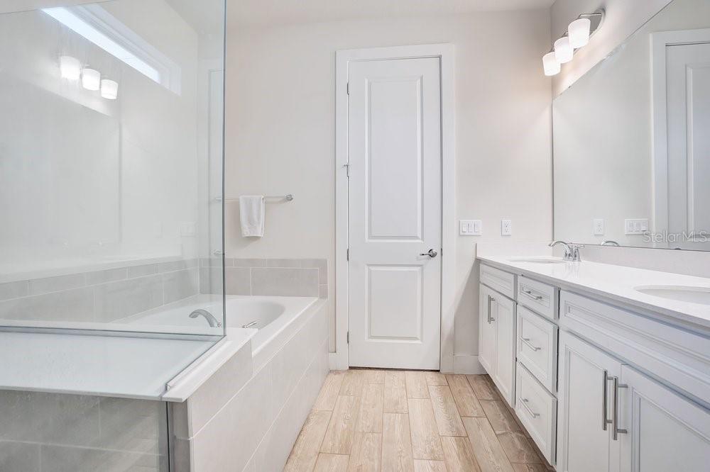 704 Fox Edge Ct Property Photo 22