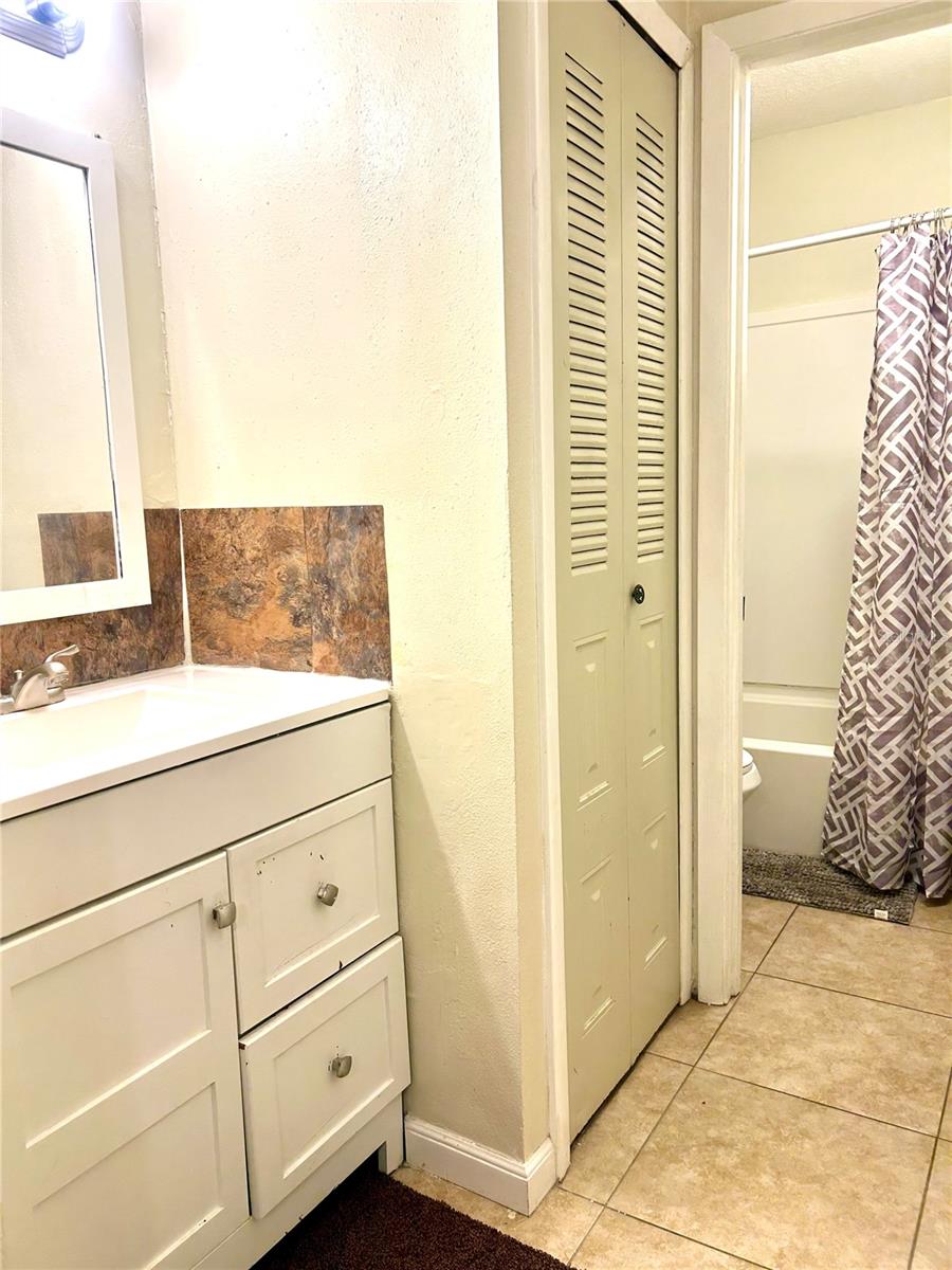 224 Afton Sq #203 Property Photo 15
